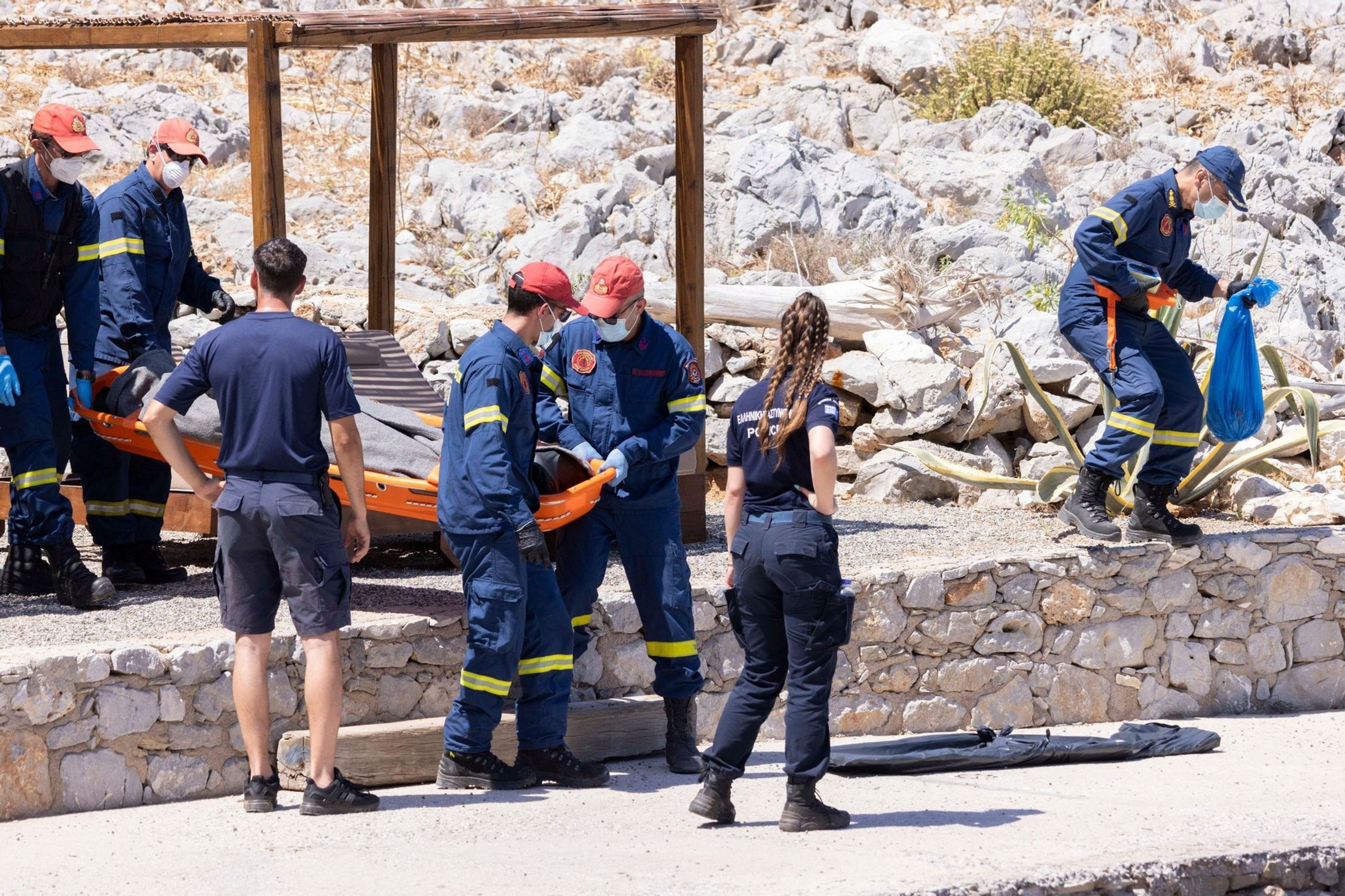 Řečtí policisté odnášejí tělo moderátora Michaela Mosleyho, 10. 6. 2024 (1) - Pátrání po ztracených turistech v Řecku (6/12)