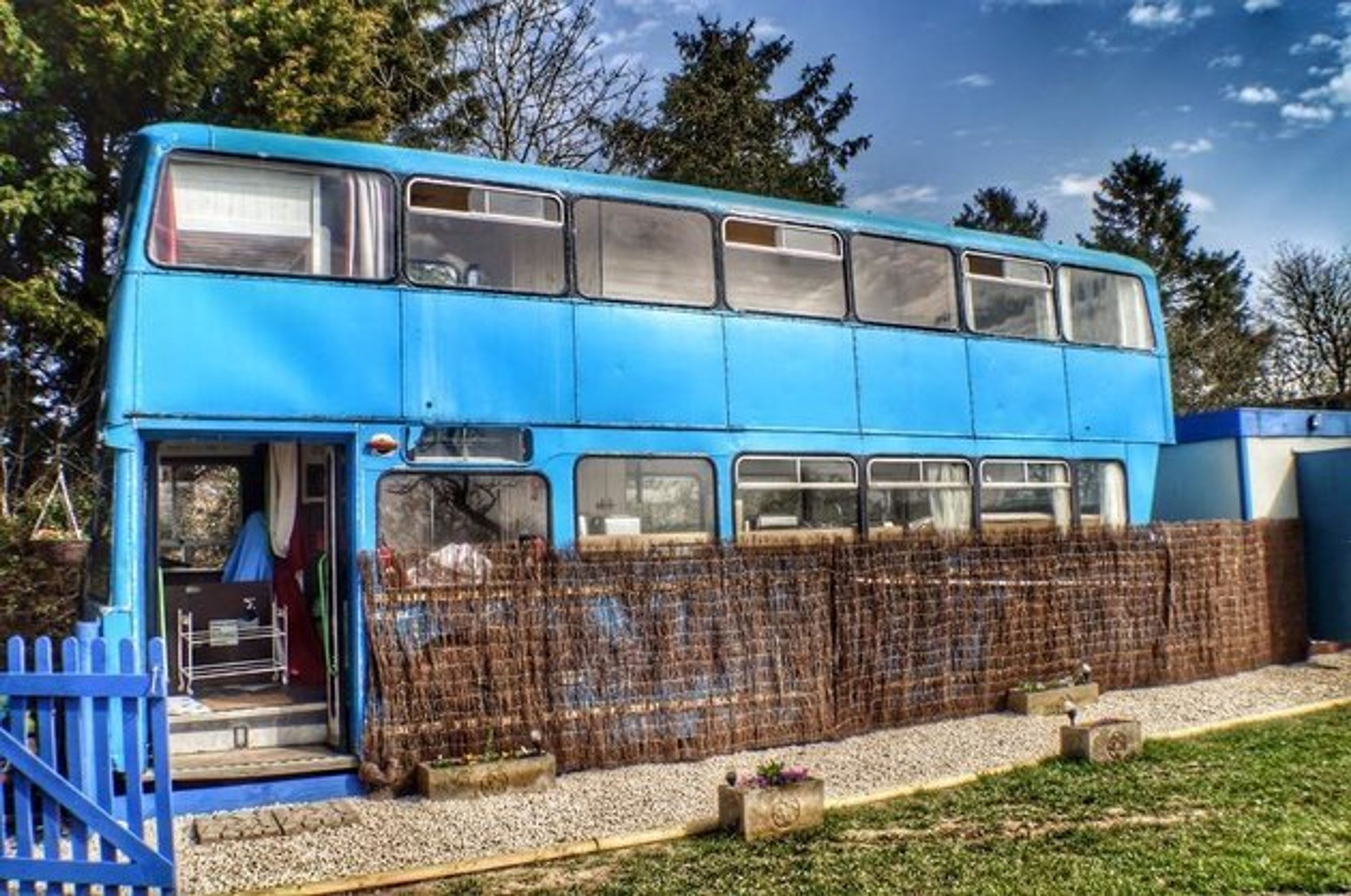 Bydlení v autobuse - 8 - GALERIE: Přestavba autobusu na luxusní bydlení (8/10)