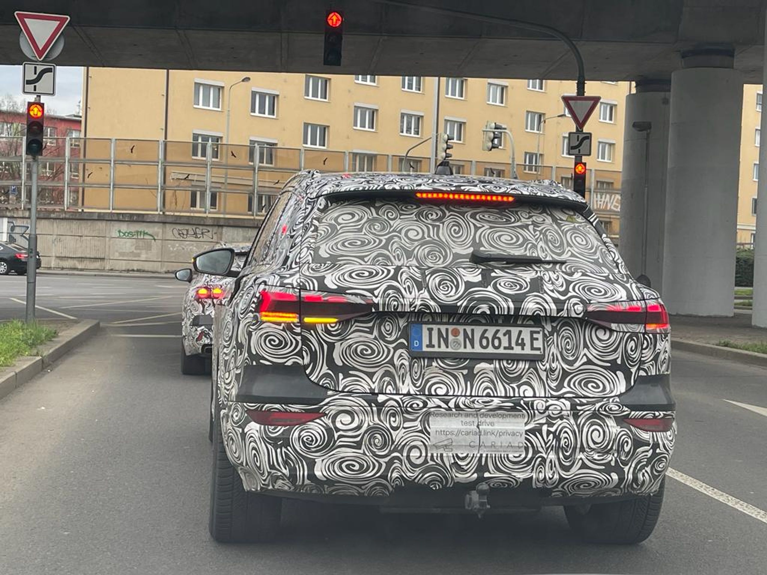 Maskované prototypy Audi A4 Avant a Q6 e-tron v ulicích Prahy - Testování maskovaných novinek od Audi v ulicích Prahy (7/15)