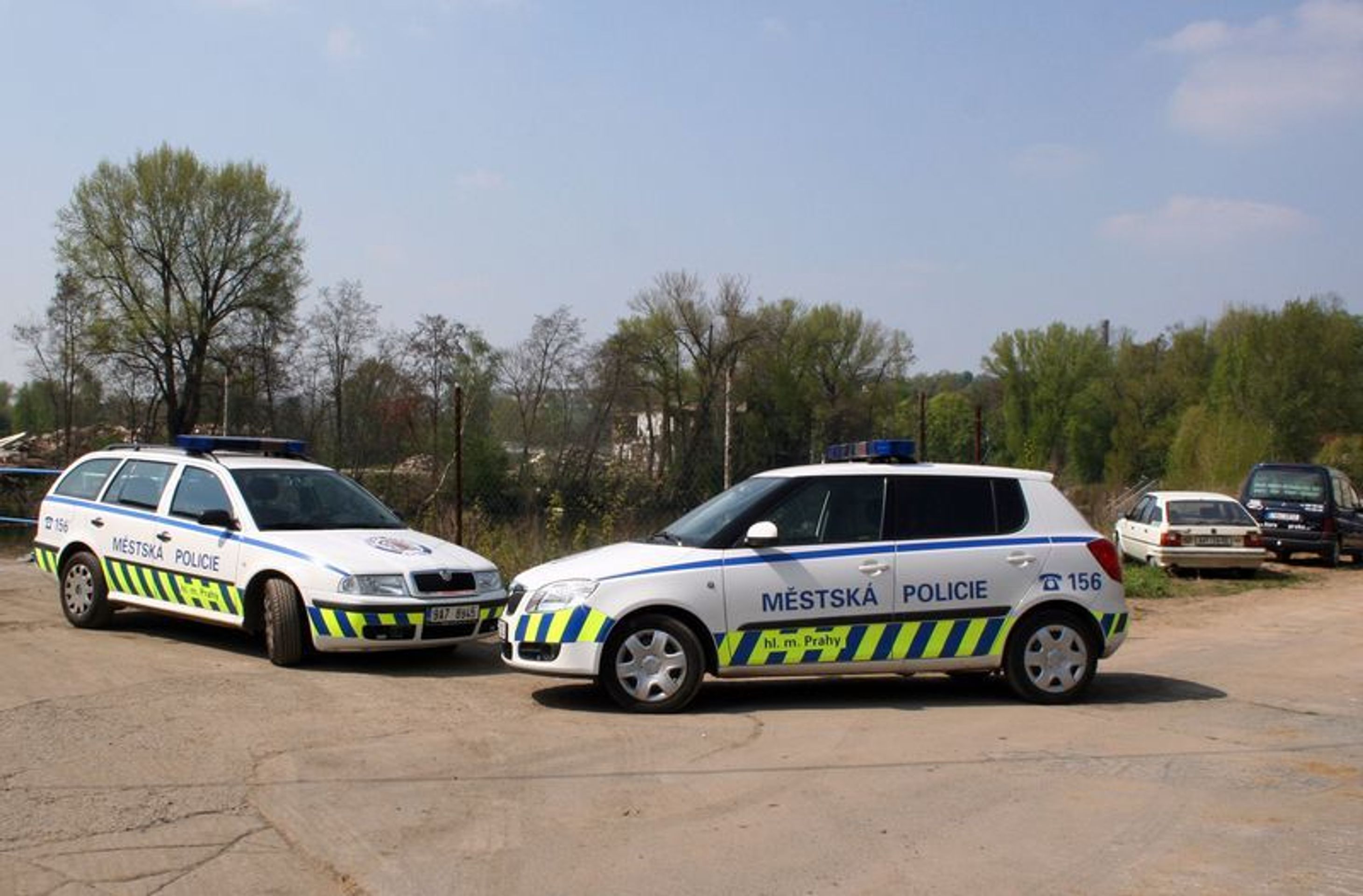 Policisté a hasiči vyhazují bezdomovce z Libně-4 - GALERIE: Hasiči a policisté vyhánění bezdomovce z loděnic (4/5)