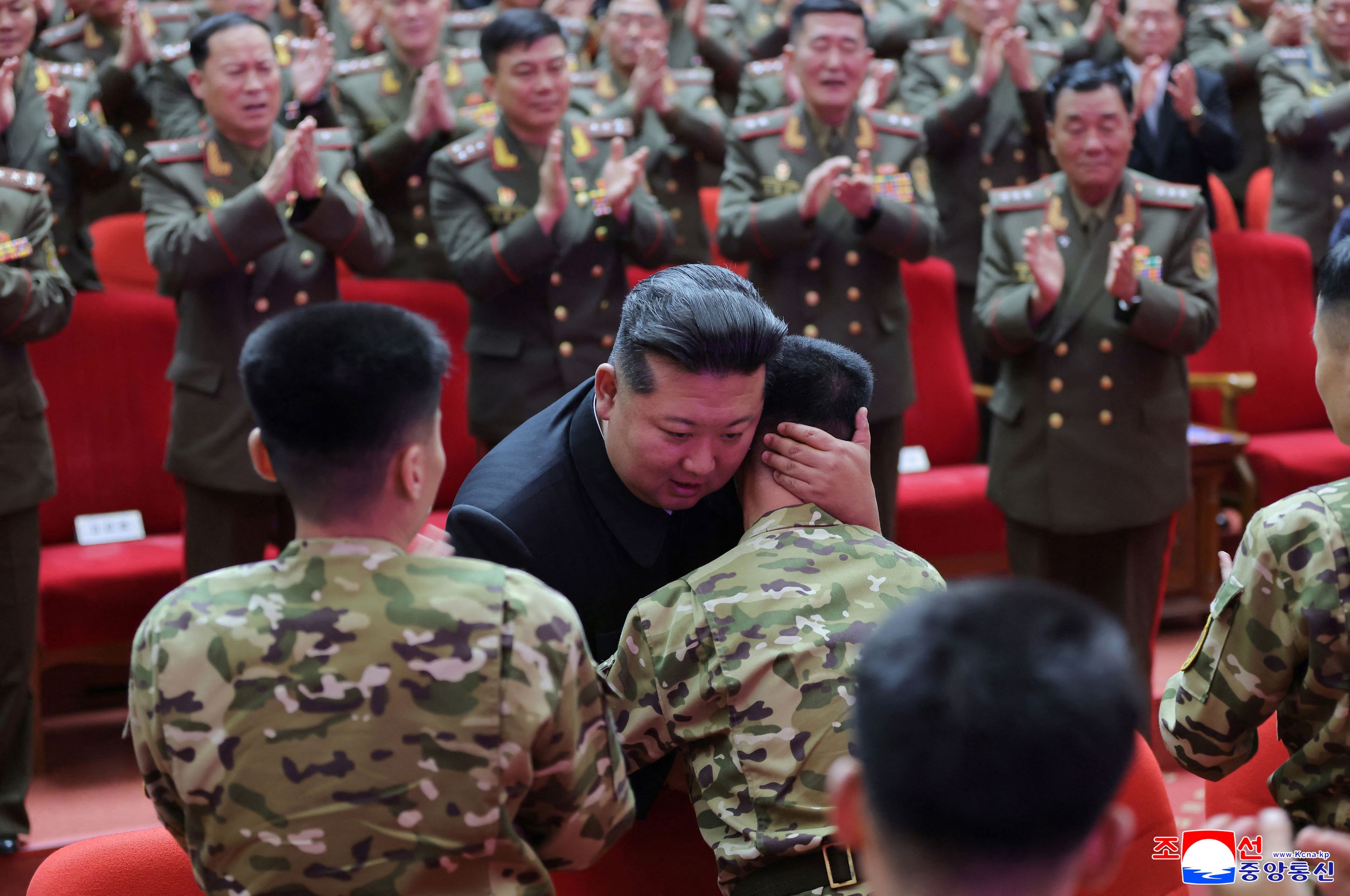 Kim Čong-un předává vyznamenání - Kim Čong-un předává vyznamenání (4/6)