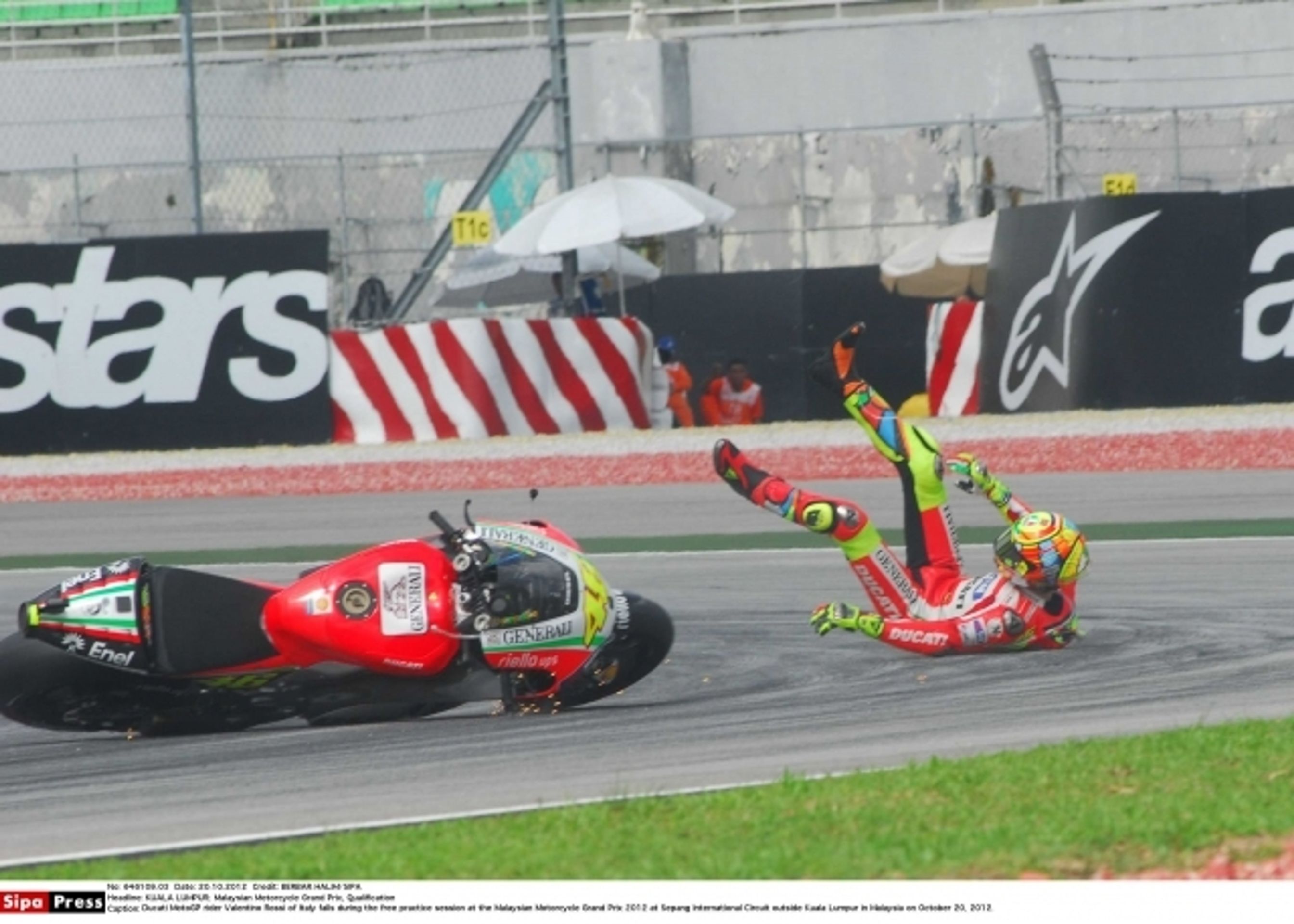 Valentino Rossi - pád v Sepangu - 1 - GALERIE: Valentino Rossi, Sepang - pád v tréninku (1/9)