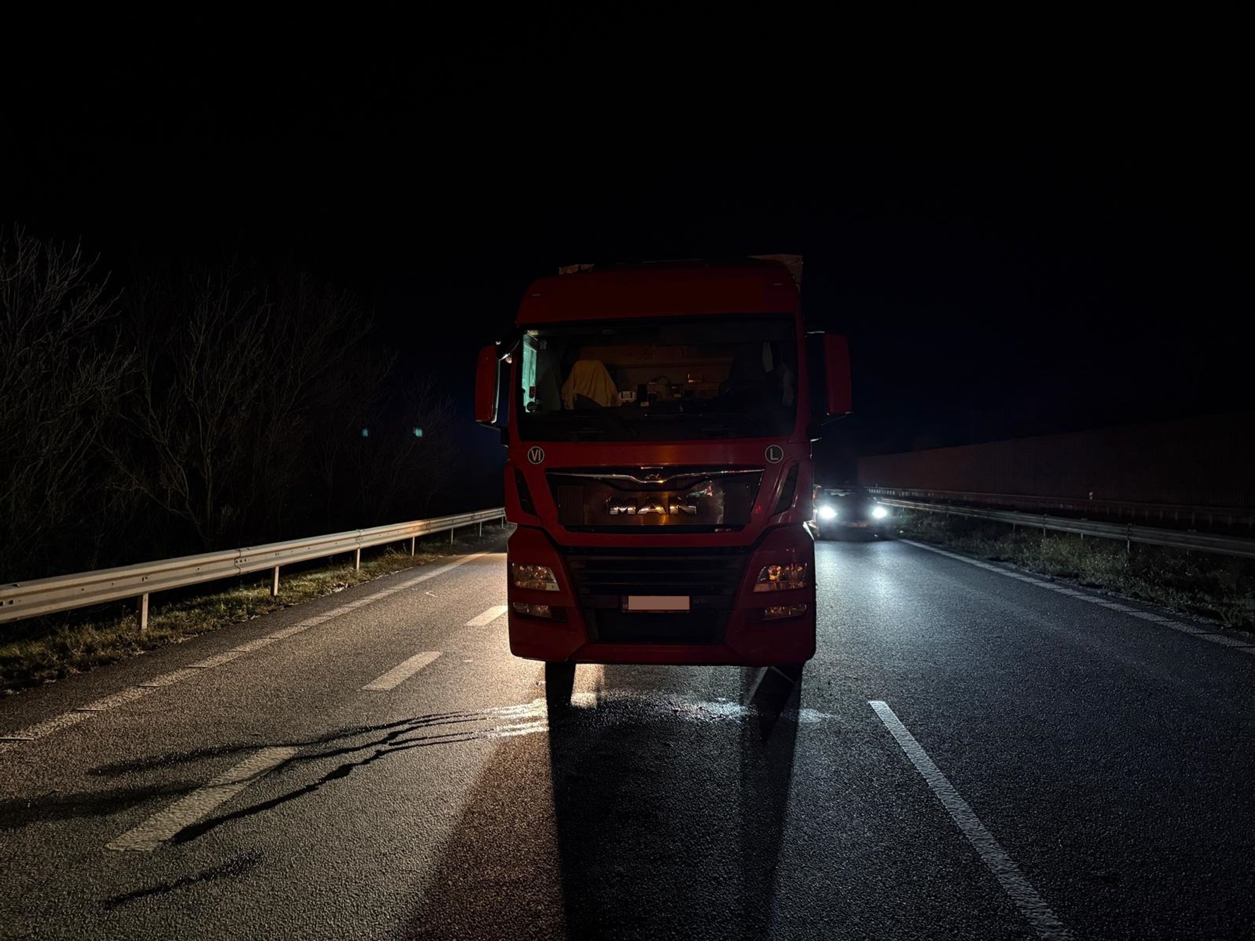 Kvůli ujíždějícímu řidiči kamionu zastavili policisté provoz na dálnici D5 - Po řidiči kamionu pátrala policie (3/6)