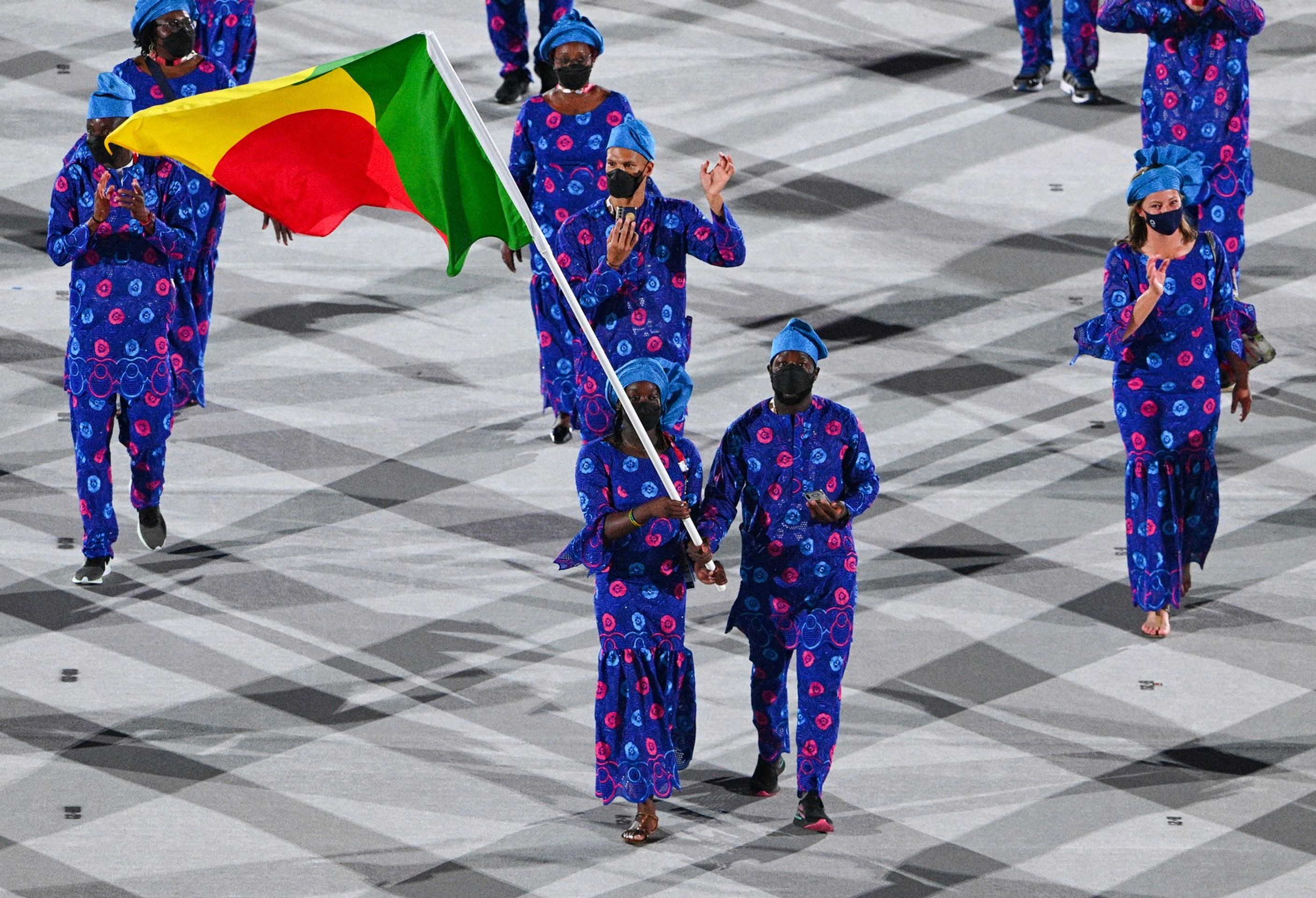 Sportovci z Beninu nastoupili ve šmoulovských čepicích - Galerie: Originální outfity při zahajovacím olympijském ceremoniálu (10/18)