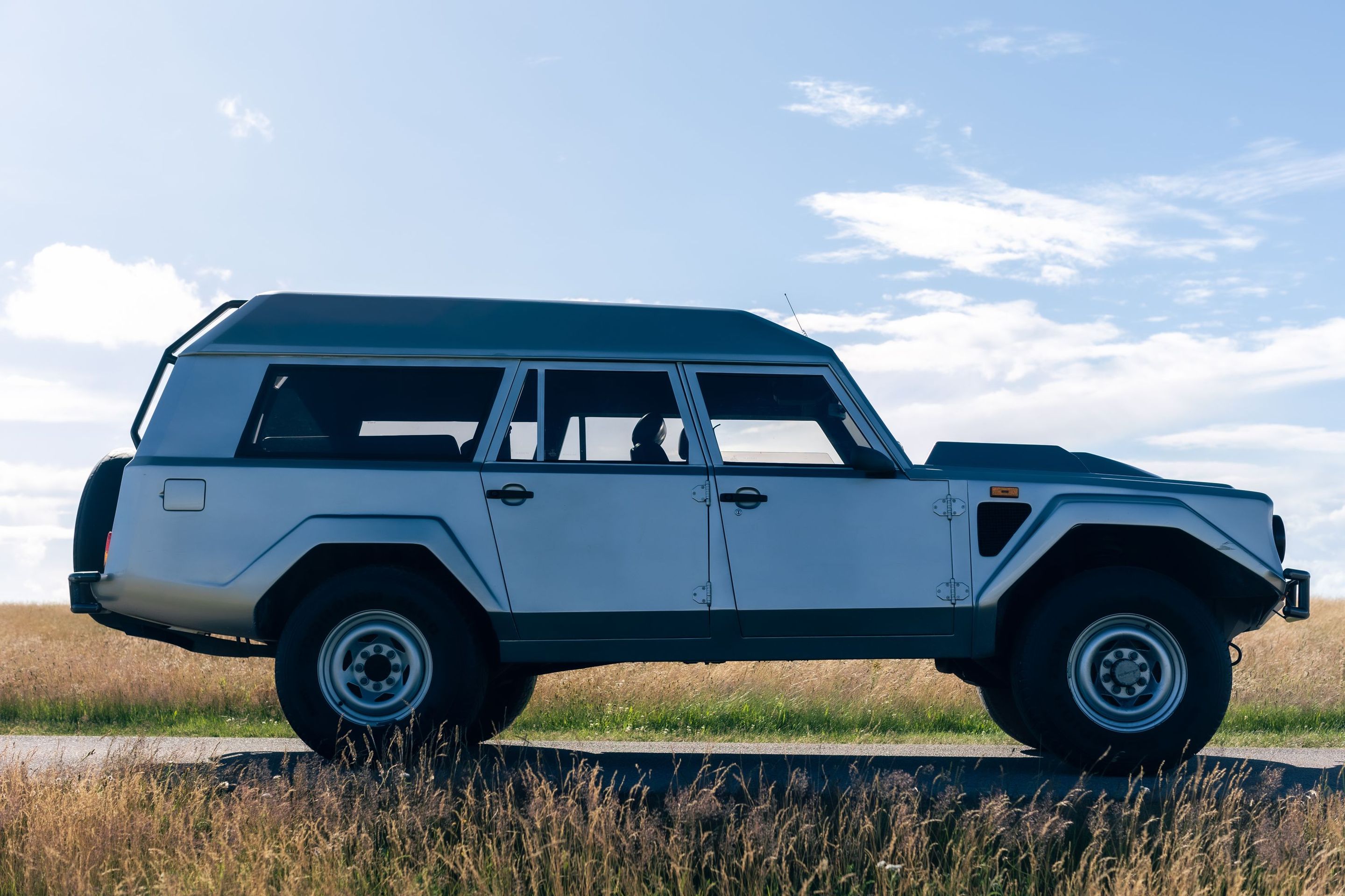 Lamborghini LM002 ve speciální úpravě - Lamborghini LM002 ve speciální úpravě pro brunejského sultána (1/17)