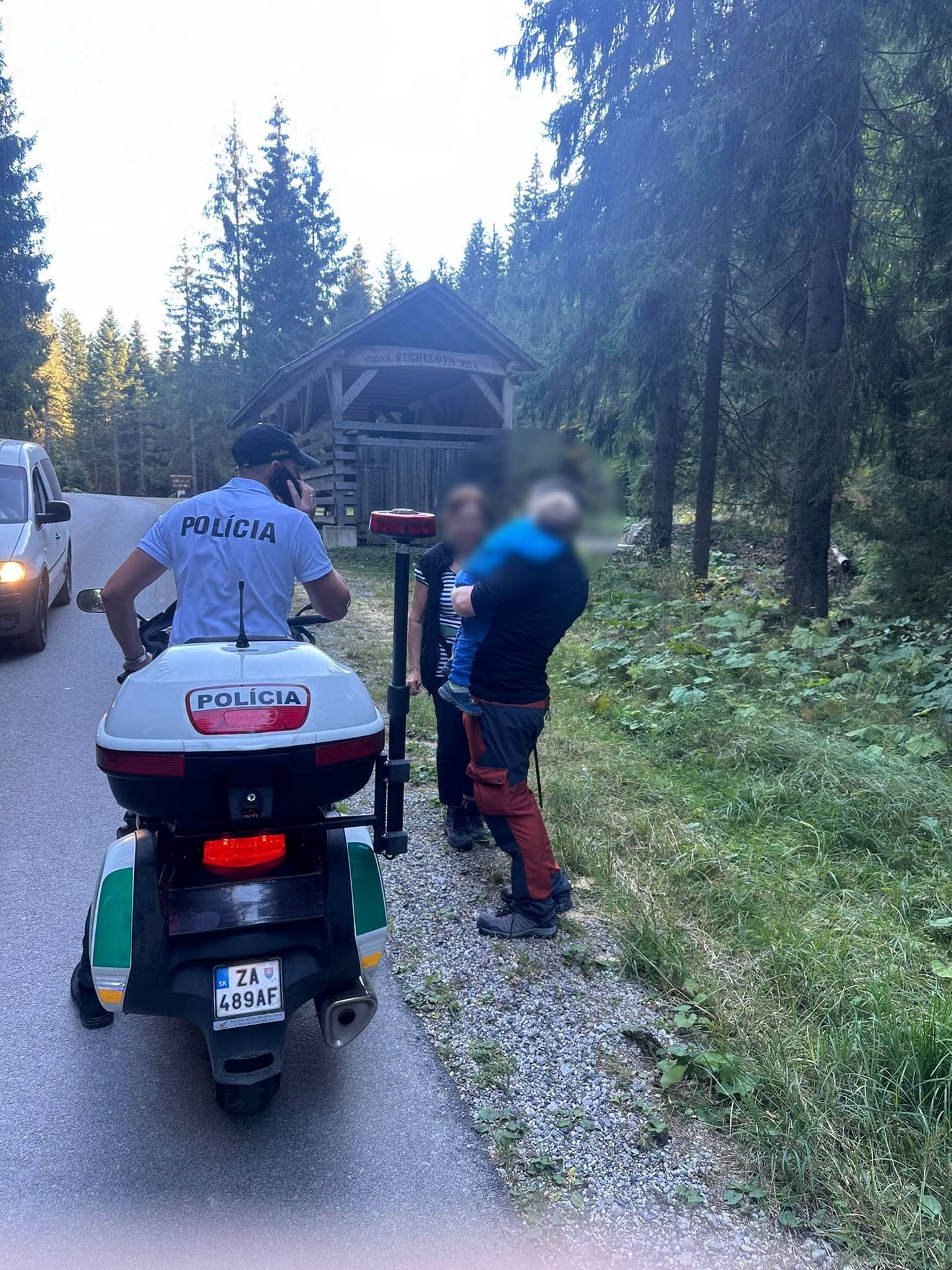 Ztraceného tříletého chlapce policisté našli a předali zpět otci - Pátrání po dítěti, které se ztratilo v lese (1/3)