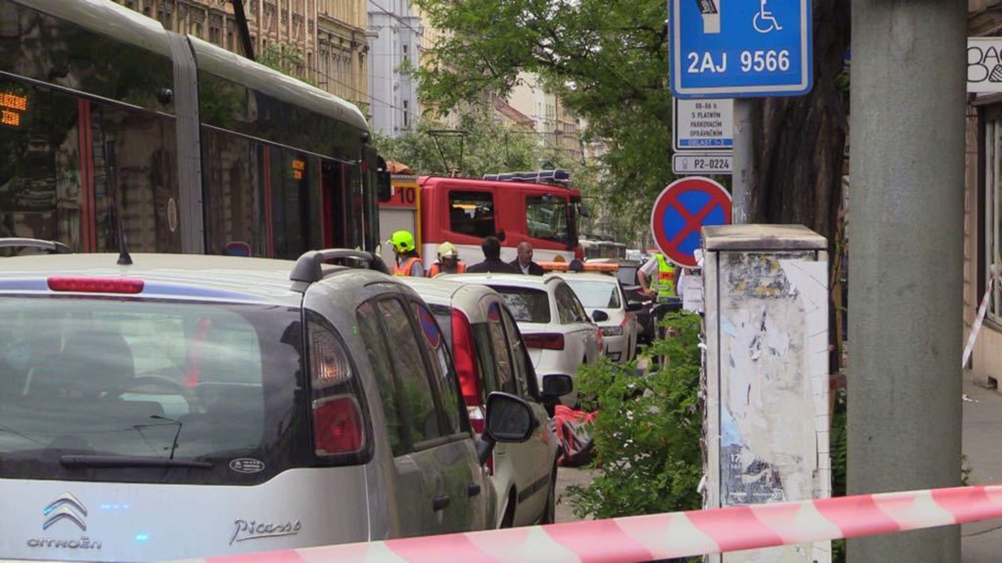 Srážka tramvaje s chodci - 1 - GALERIE: Tramvaj v Praze srazila chodce (8/8)