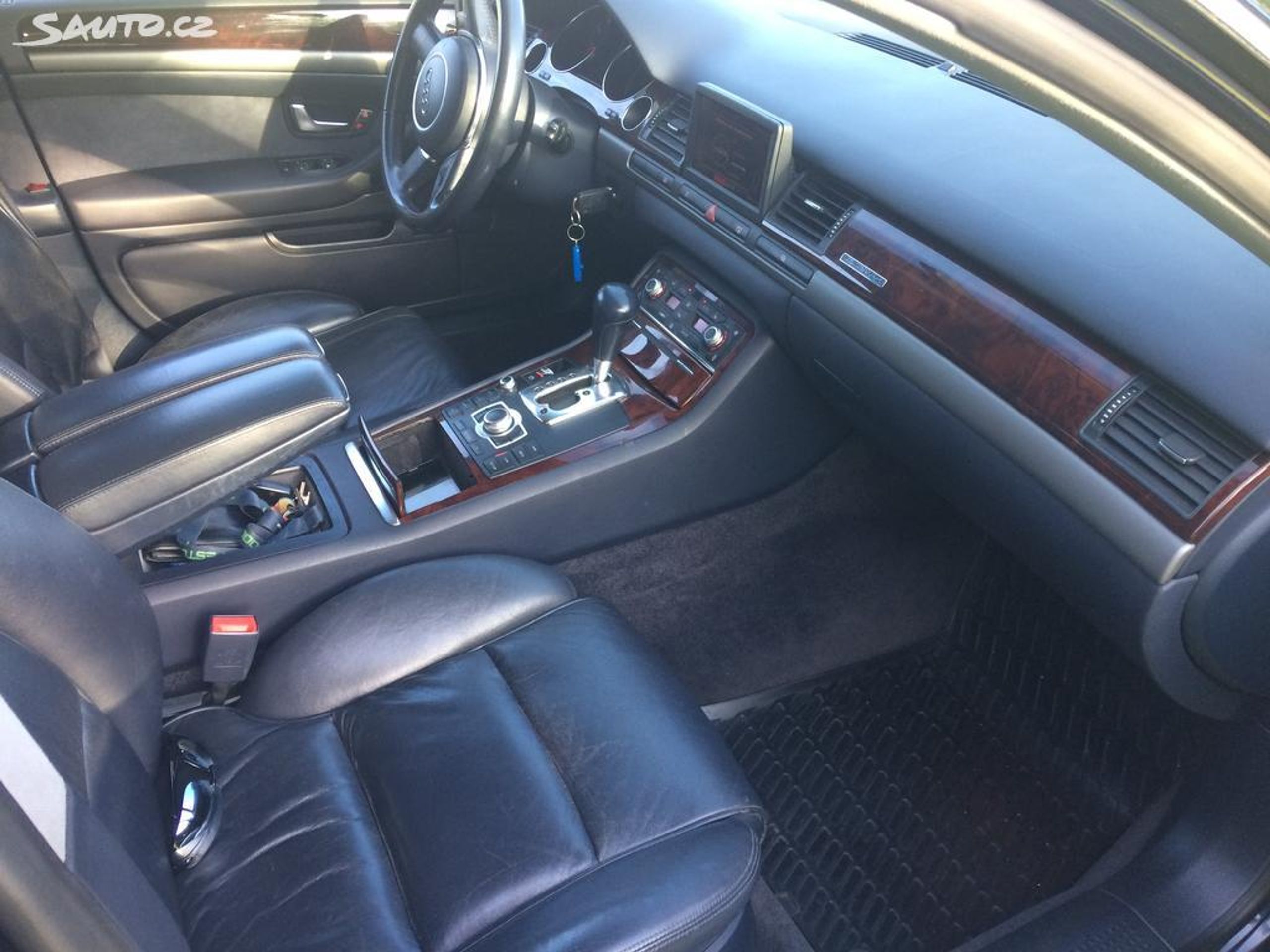 Audi A8 - 19 - FOTOGALERIE: Klausova prezidentská limuzína Audi A8 (16/17)