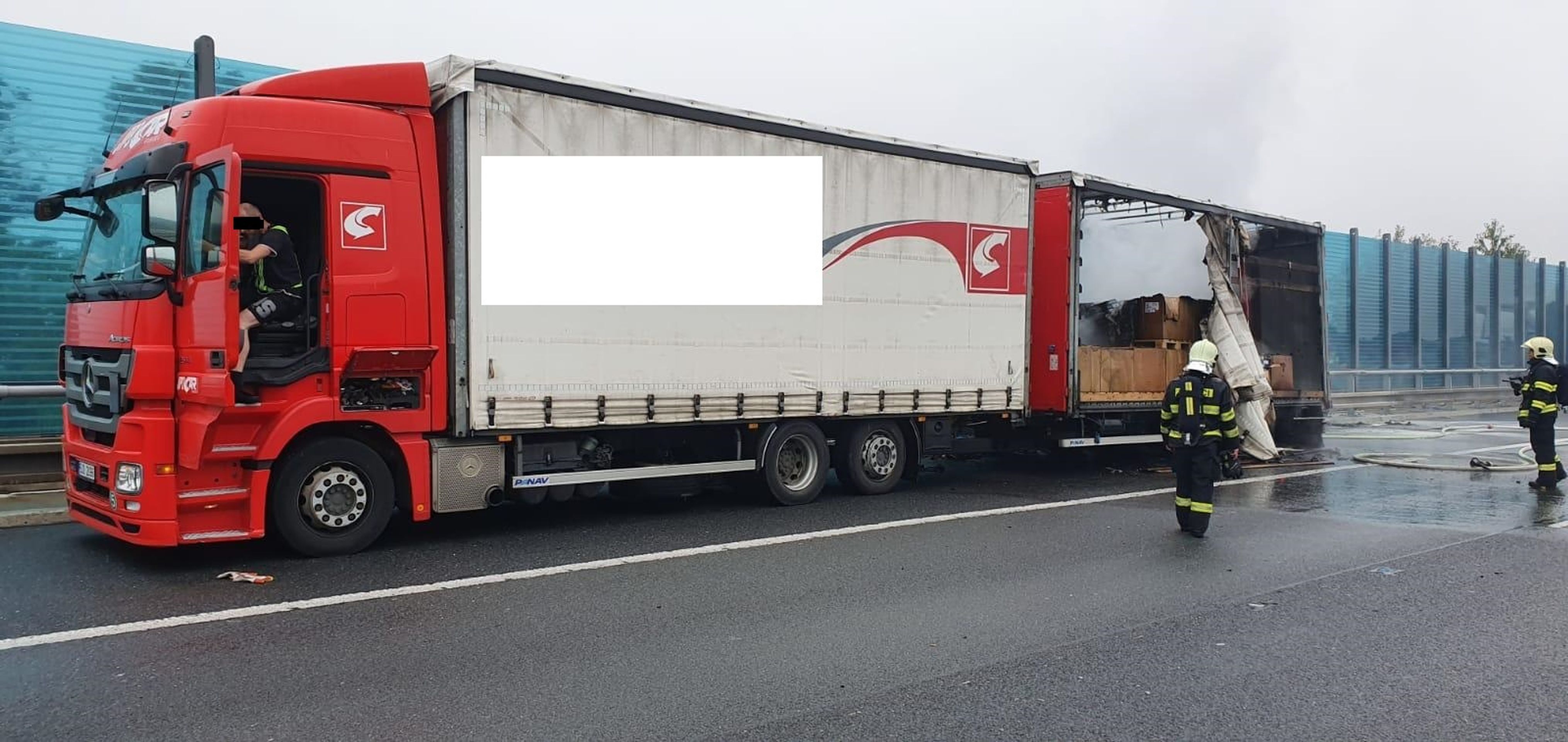 Požár přívěsu náklaďáku na Pražském okruhu - 1 - GALERIE: Požár přívěsu náklaďáku na Pražském okruhu (3/3)