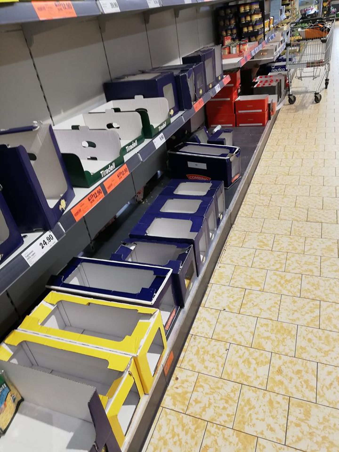 Prázdné regály v obchodech - Lidl Praha - GALERIE: Prázdné regály obchodů v ČR (4/12)