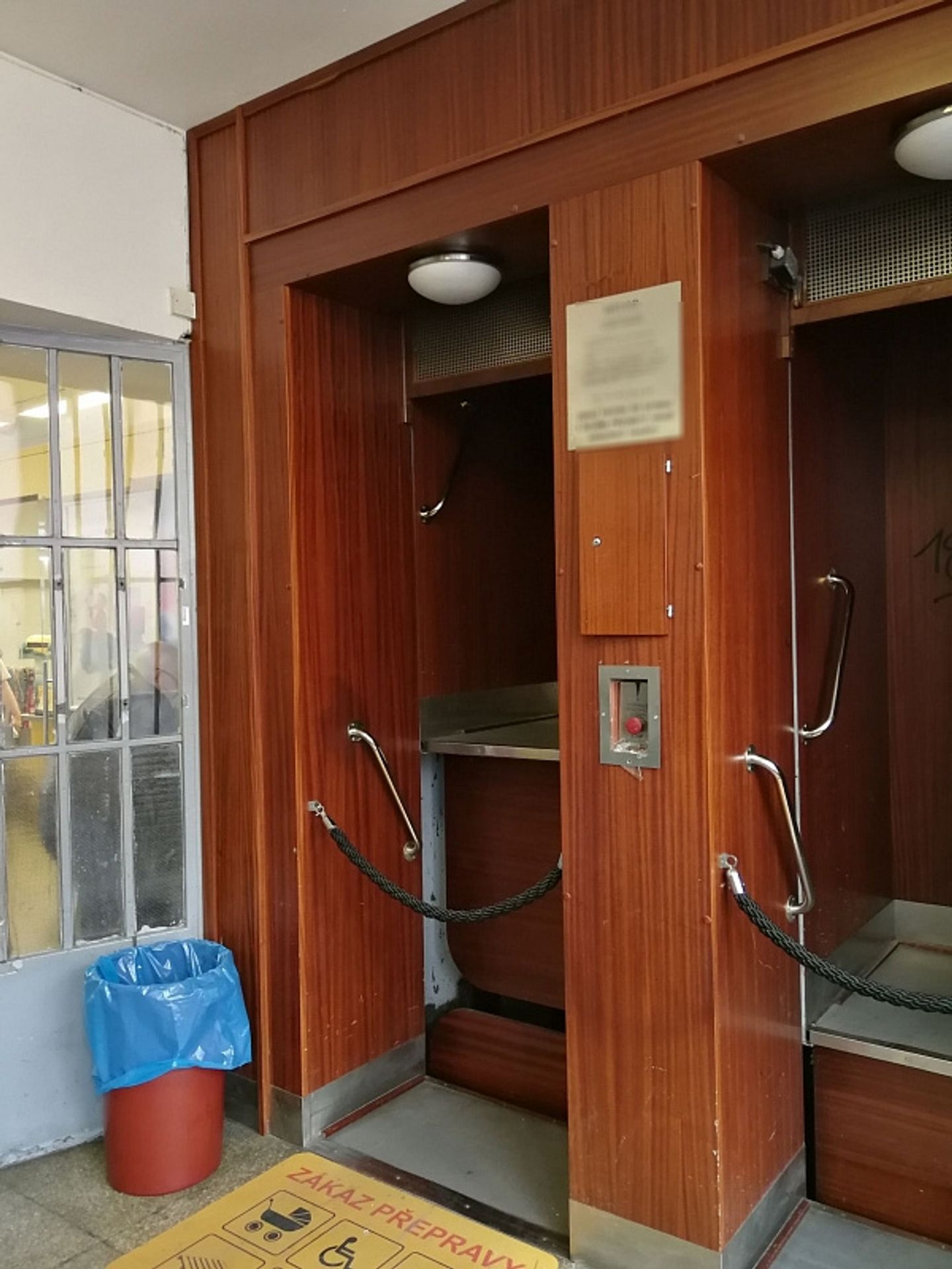 Kočárek se zasekl ve výtahu - GALERIE: V Brně se zasekl ve výtahu kočárek (2/3)