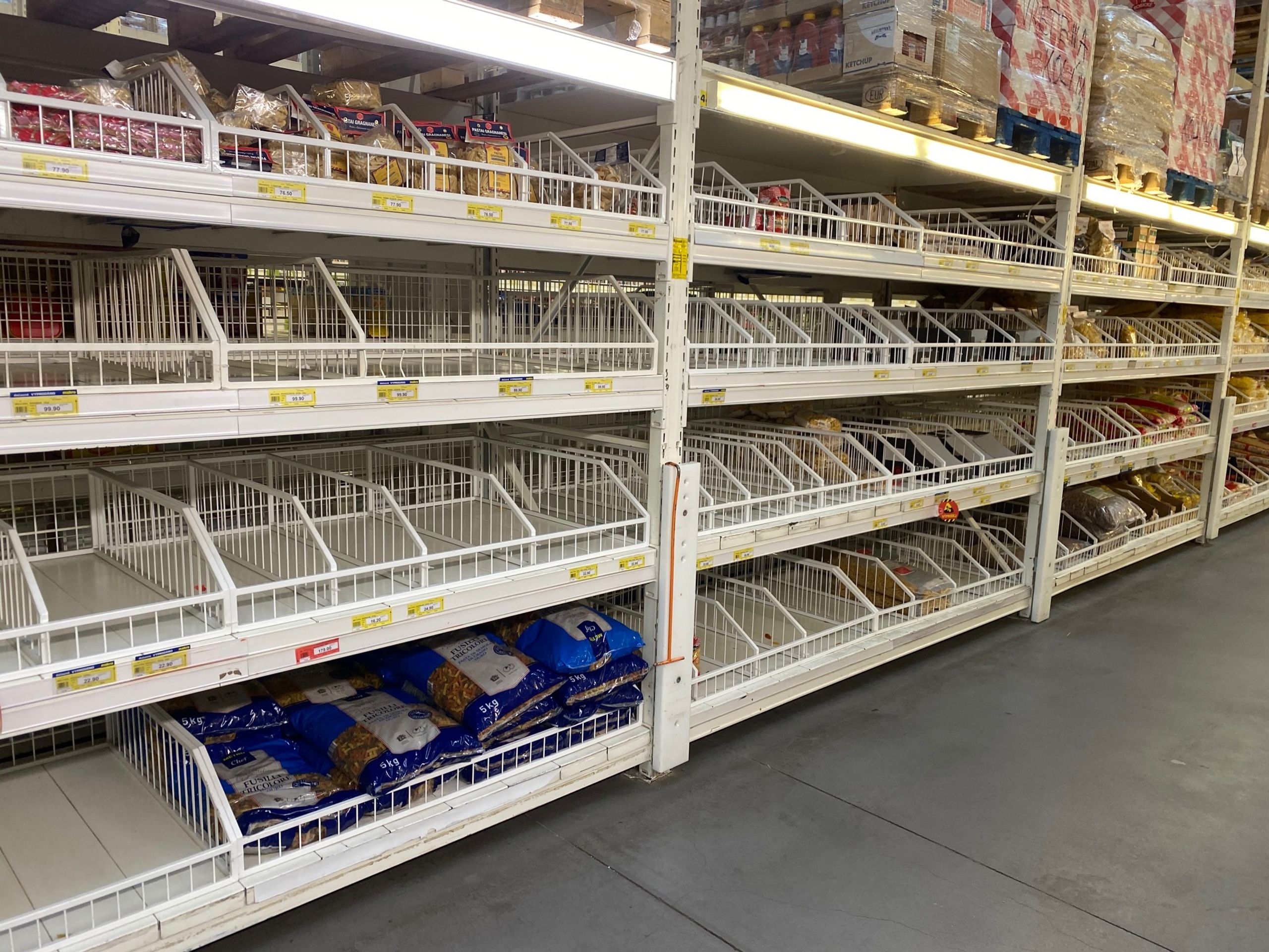 Prázdné regály: MAKRO Stodůly, Praha 5 - 2 - GALERIE: Prázdné regály obchodů v ČR (11/12)