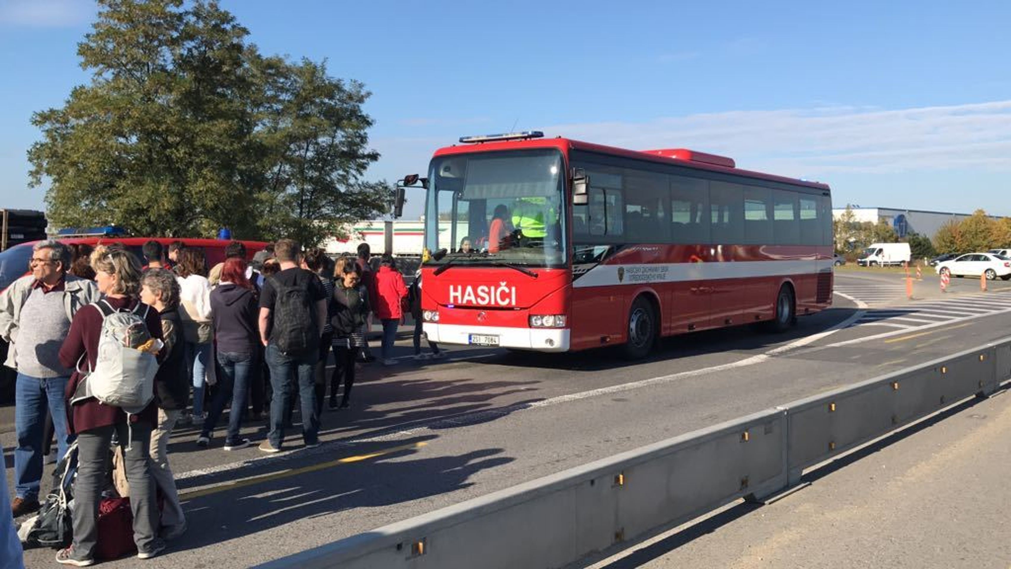Autobus se srazil s kamionem na dálnici D8 - 7 - GALERIE: Nehoda autobusu a kamionu (12/13)