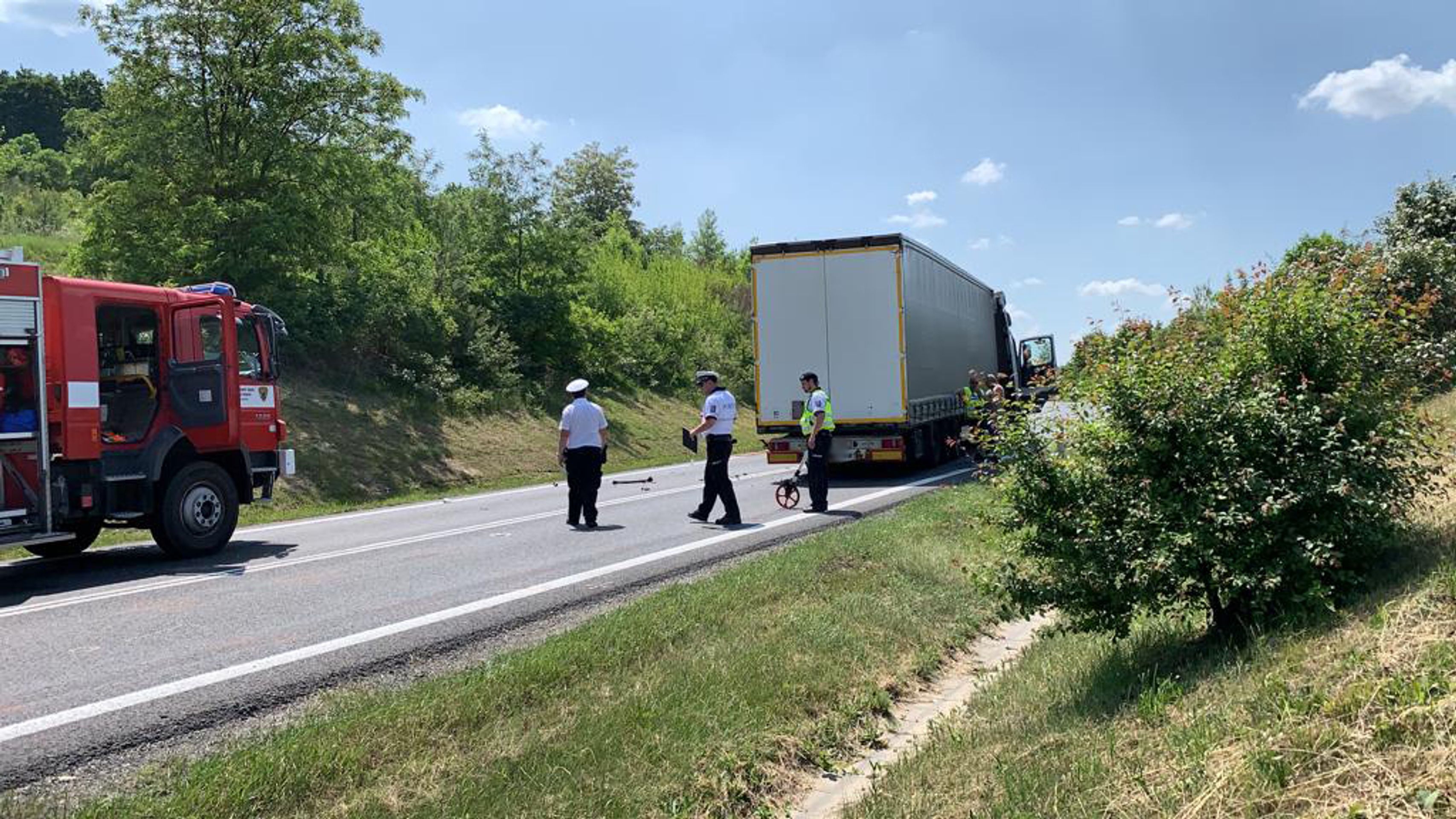 Tragická dopravní nehoda osobního auta kamionu a dodávky na Mělnicku - 1 - GALERIE: Tragická dopravní nehoda osobního auta kamionu a dodávky na Mělnicku (1/9)