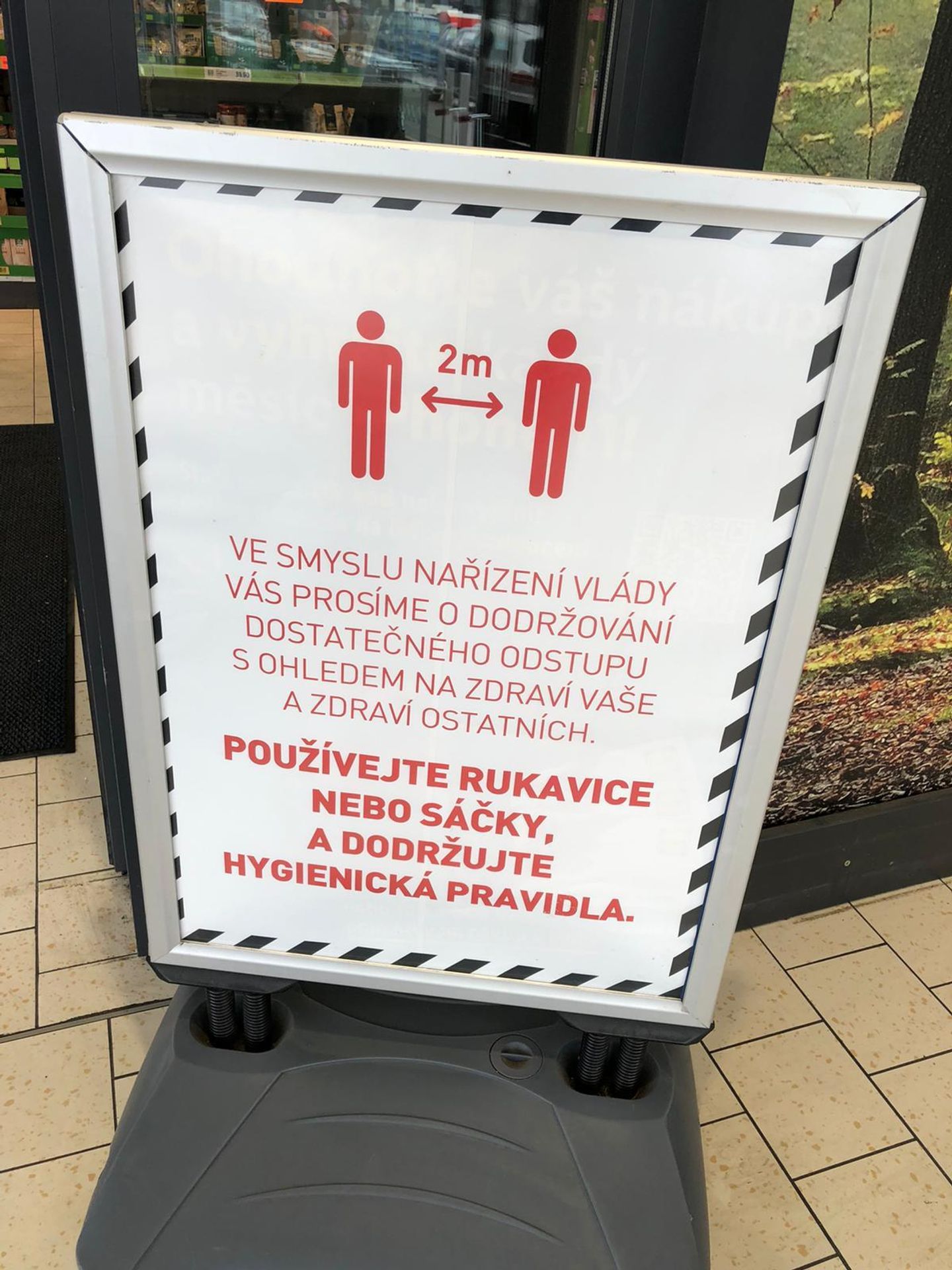 Opaření proti šíření koronaviru v obchodech - 8 - GALERIE: Opaření proti šíření koronaviru v obchodech (7/9)