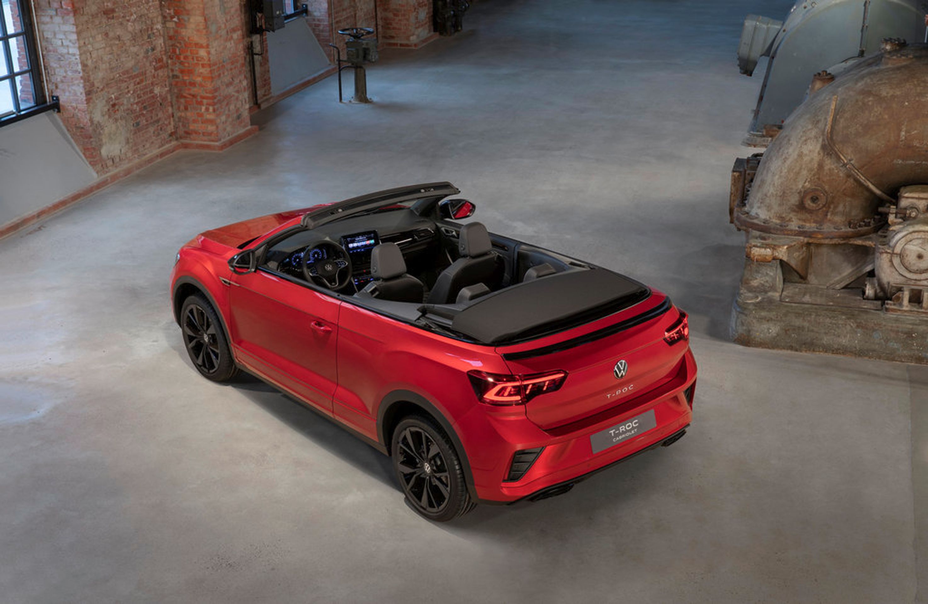 Modernizovaný Volkswagen T-Roc - Modernizovaný Volkswagen T-Roc vyjede ve sportovní verzi i jako kabriolet (17/18)