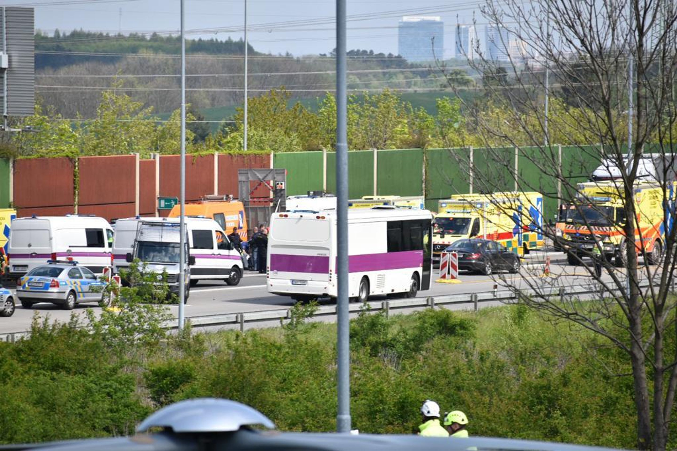 Nehoda vězeňského autobusu a kamionů na Pražském okruhu - 2 - GALERIE: Nehoda autobusu a kamionů na pražském okruhu (12/30)