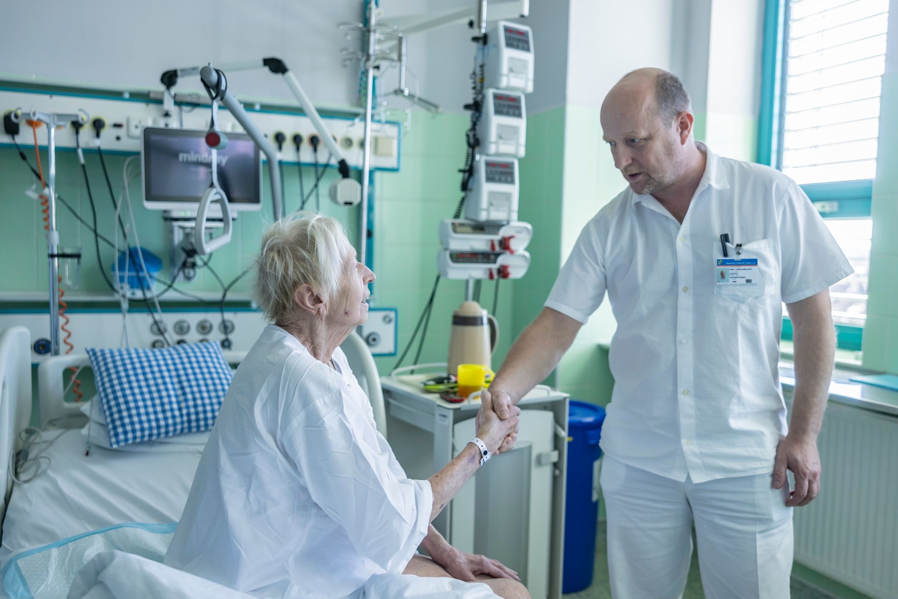 Prim. MUDr. Lukáš Havlůj, Ph.D. se svým týmem operaci vedl - Lékaři pacientce úspěšně odstranili 19 kg těžký nádor (2/5)