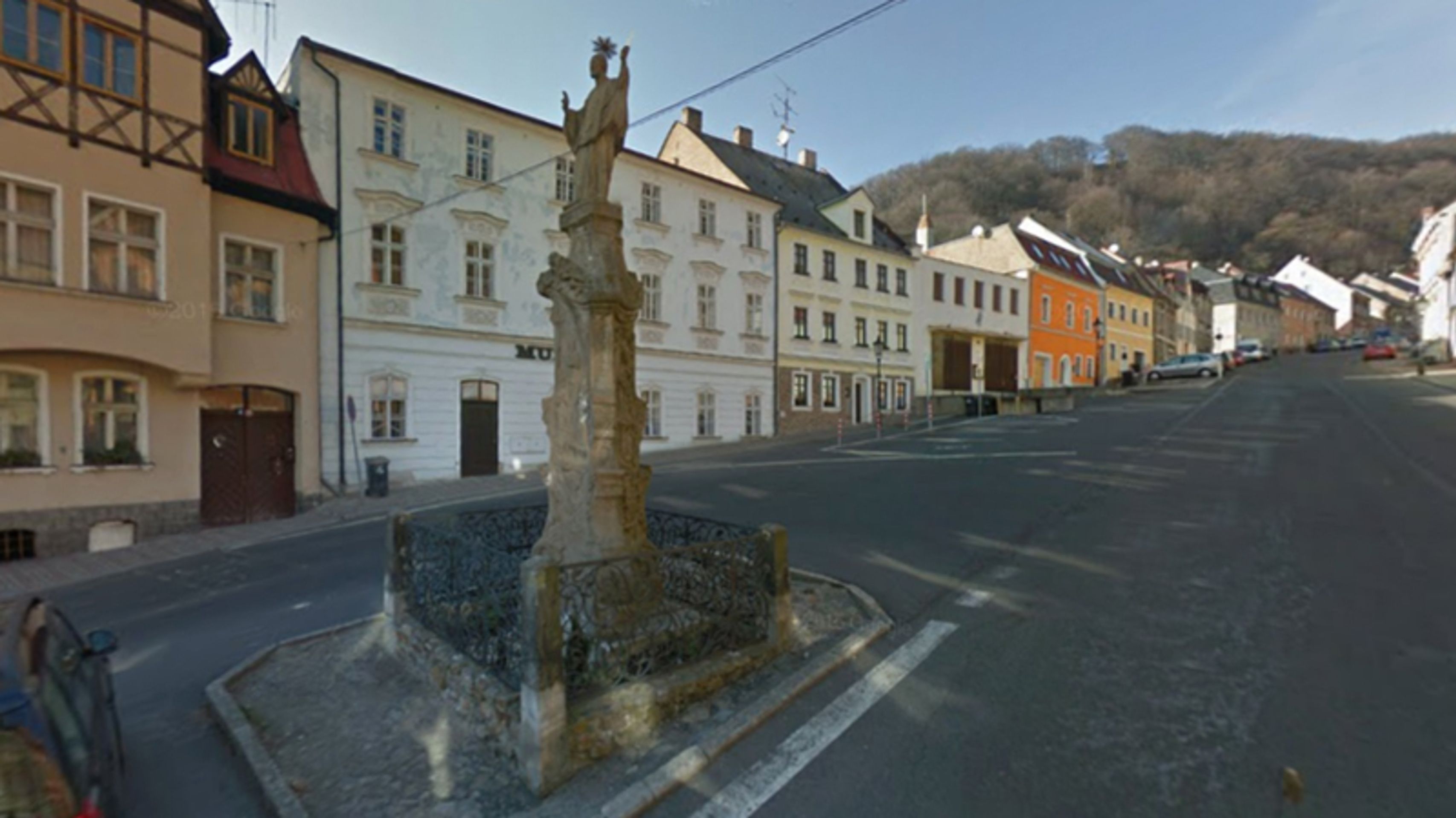 Barokní sloup v Krupce - 1 - GALERIE: Nehoda stavebních strojů a poškození významné barokní památky v Krupce (4/5)