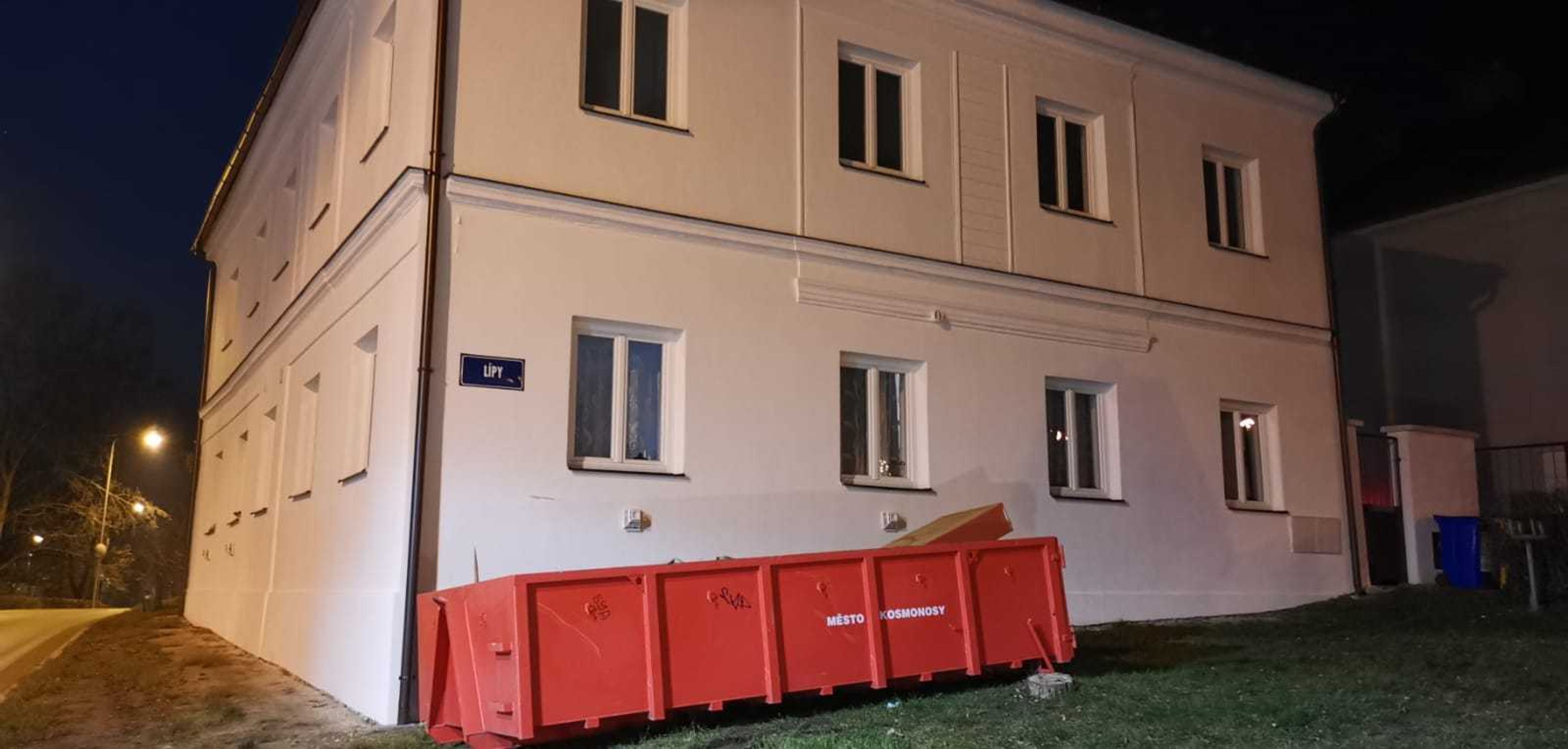 Požár bytu v Kosmonosech nepřežil jeden člověk - 5 - GALERIE: Požár bytu v Kosmonosech (2/3)