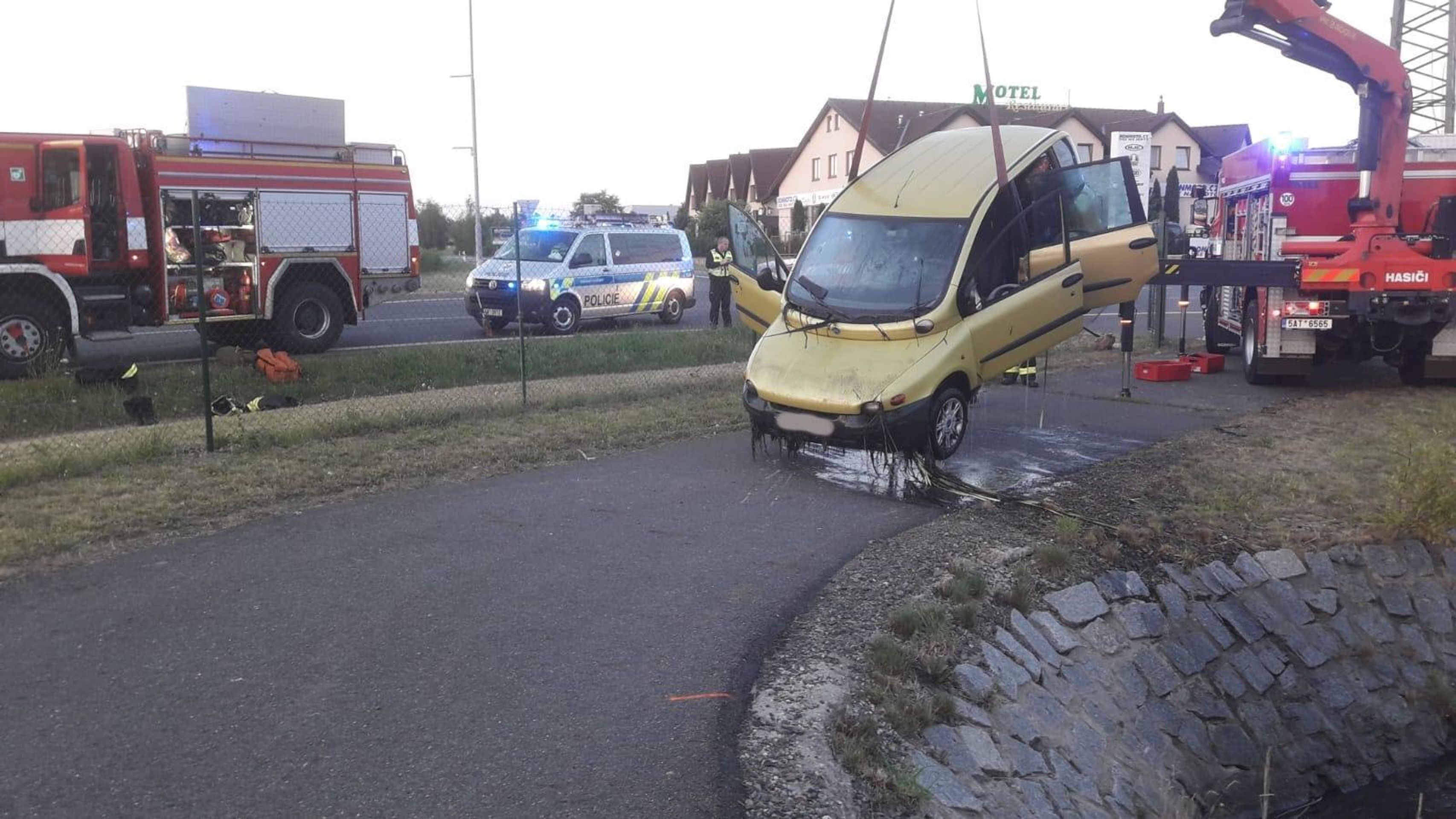 Utopená multipla - 1 - GALERIE: Hasiči zachránili auto z nádrže (6/6)