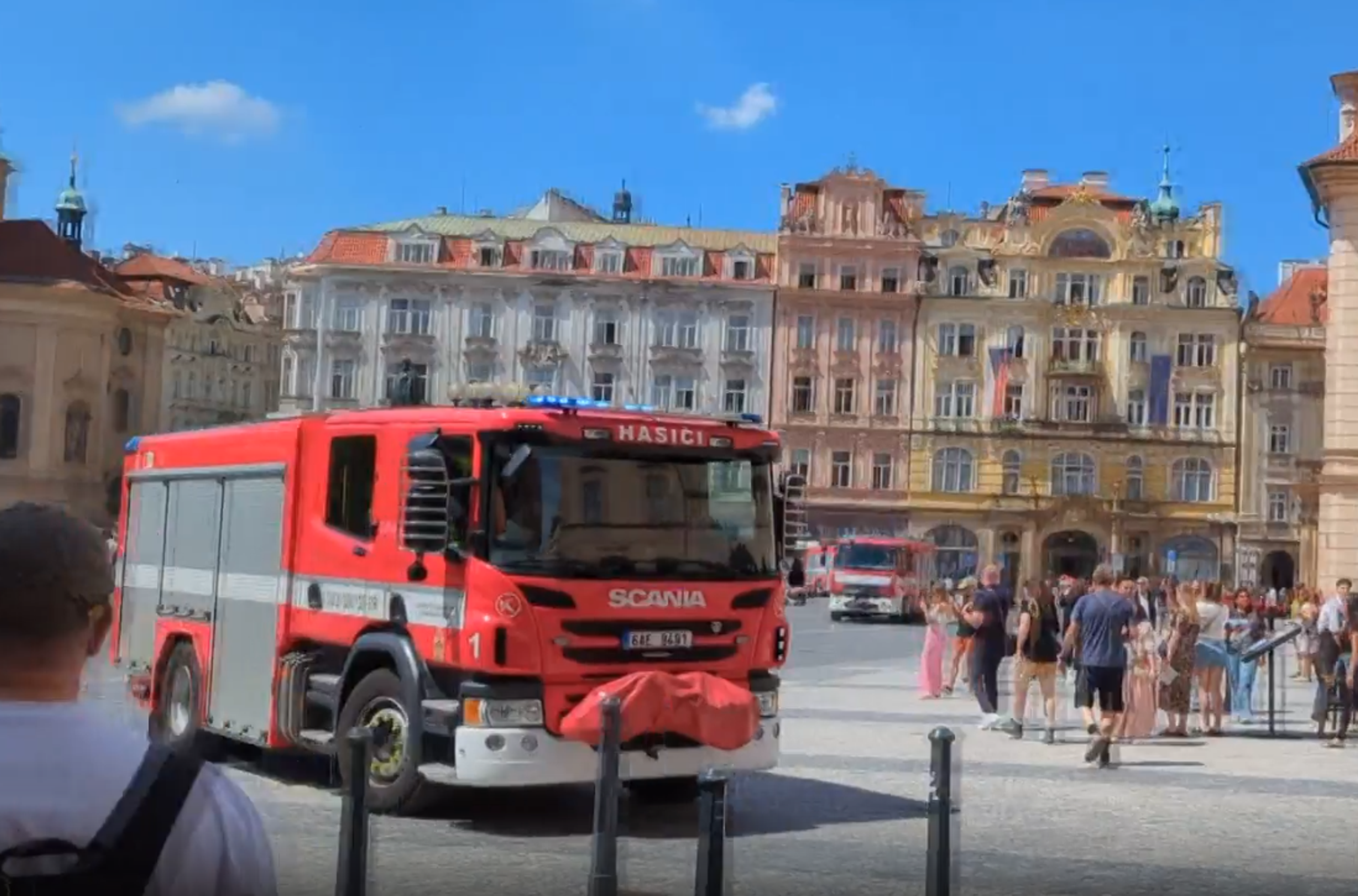 Požár na Staroměstském náměstí! Hoří budova známé galerie - Požár na Staroměstském náměstí v Praze (16/18)