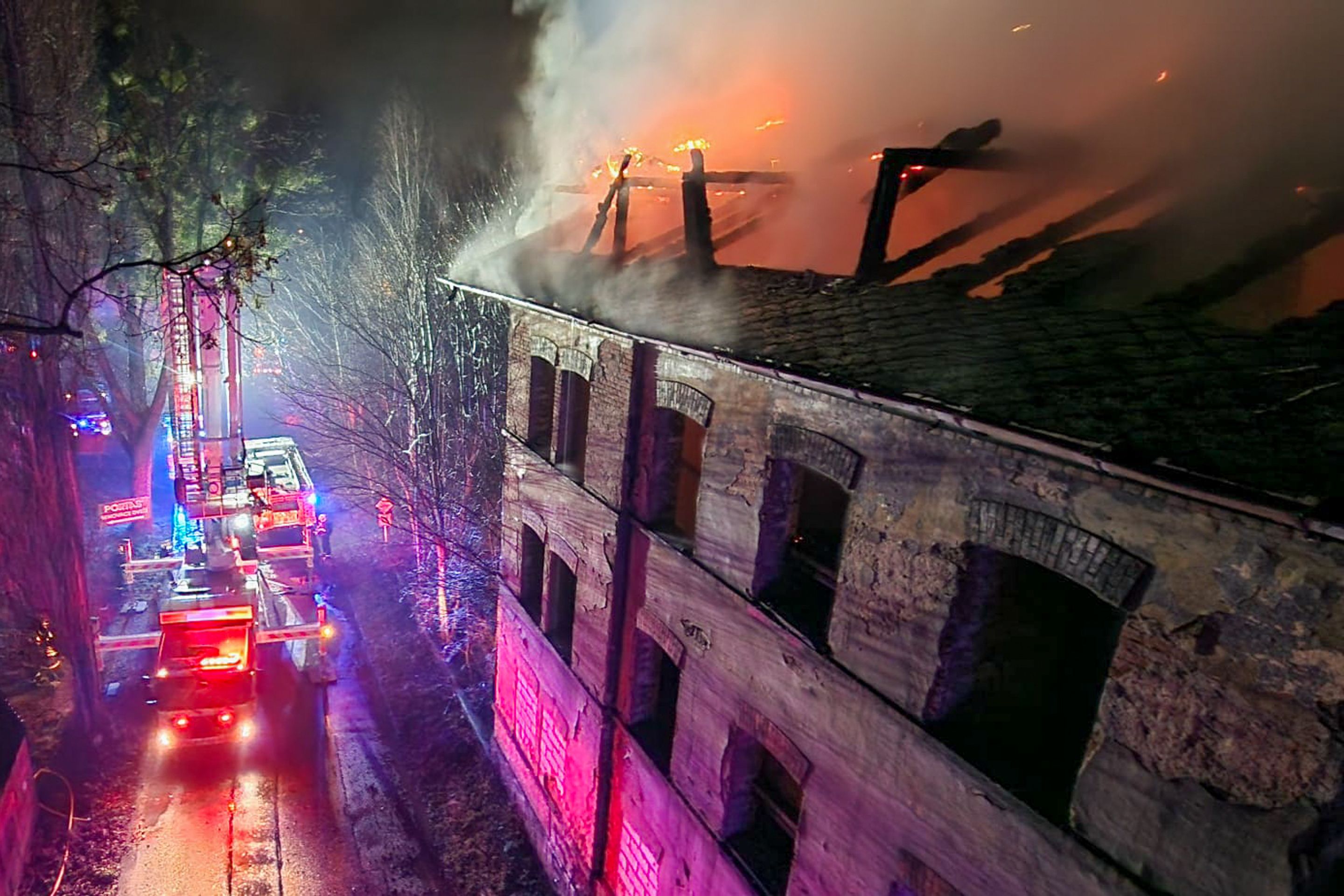 Požár střechy budovy ve Frýdku, 26. 12. 2024 HZS Moravskoslezského kraje (2) - Požáry během vánočních svátků (2/26)