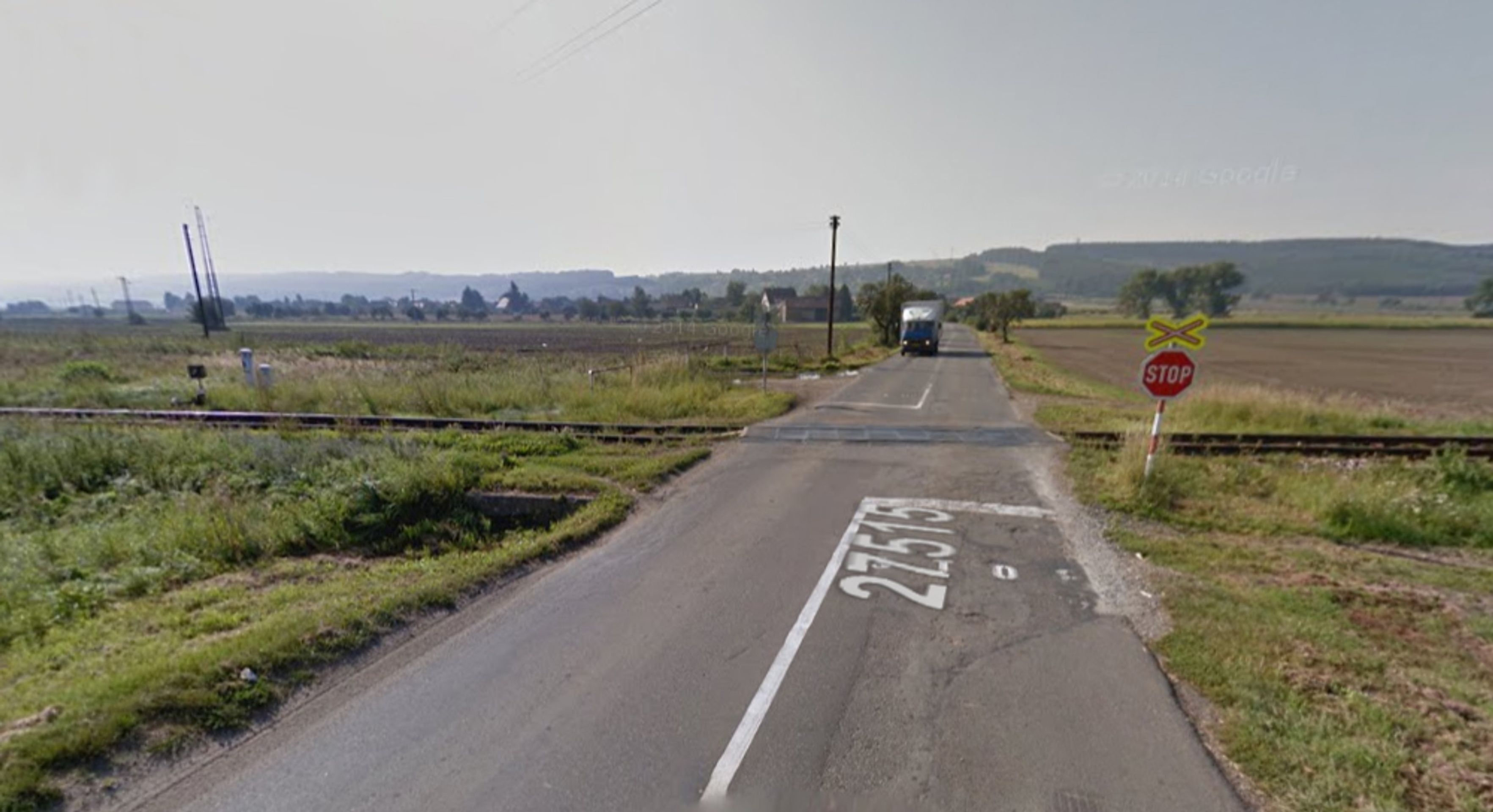 Nebezpečné přejezdy: P 4642, Mladá Boleslav hl. nádraží - Stará Paka, Středočeský kraj - přejezd bez světel, řešení: se závorami. DŮVOD: Frekventovaný přejezd se zdánlivě dobrým rozhledem, výhled mohou ztížit vyšší plodiny v přilehlých polích, vysoká neho - GALERIE: Nebezpečné přejezdy - Středočeský kraj, Vysočina (7/16)