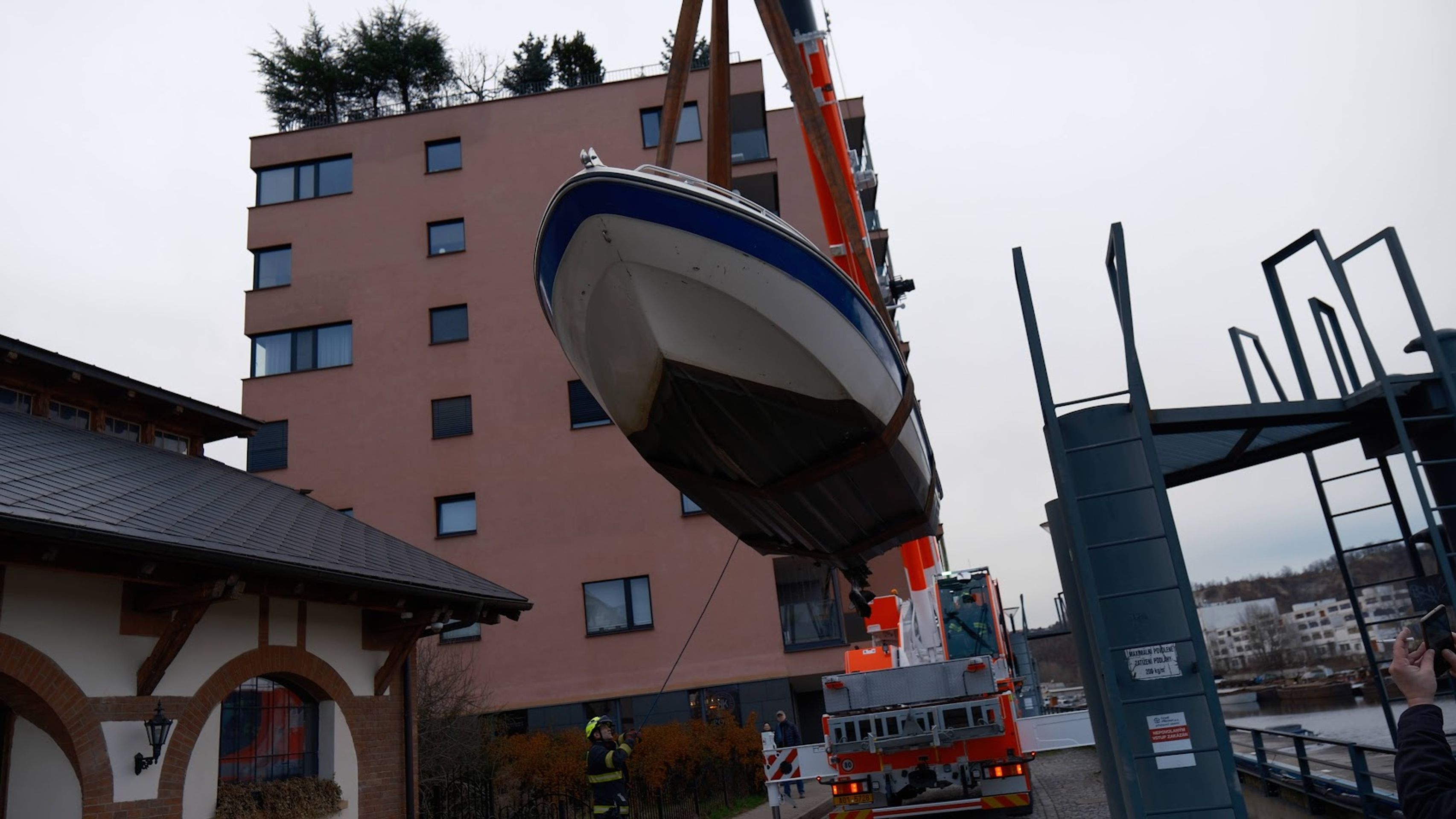 Vyprošťování člunu z Vltavy - Únik ropných látek do Vltavy (6/7)
