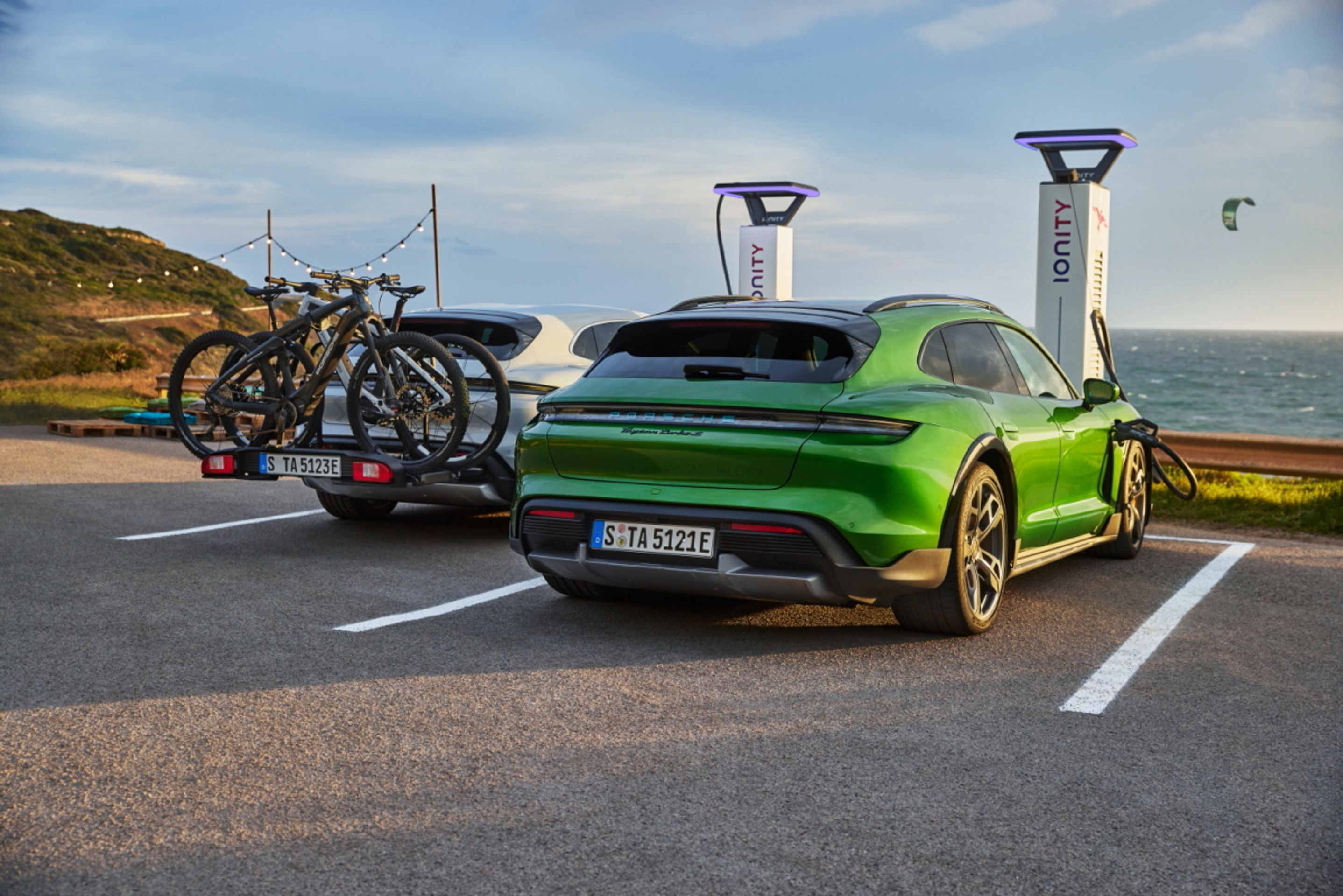 Porsche Taycan Cross Turismo - 17 - Fotogalerie: První elektrický kombík - Porsche Taycan Cross Turismo (11/19)