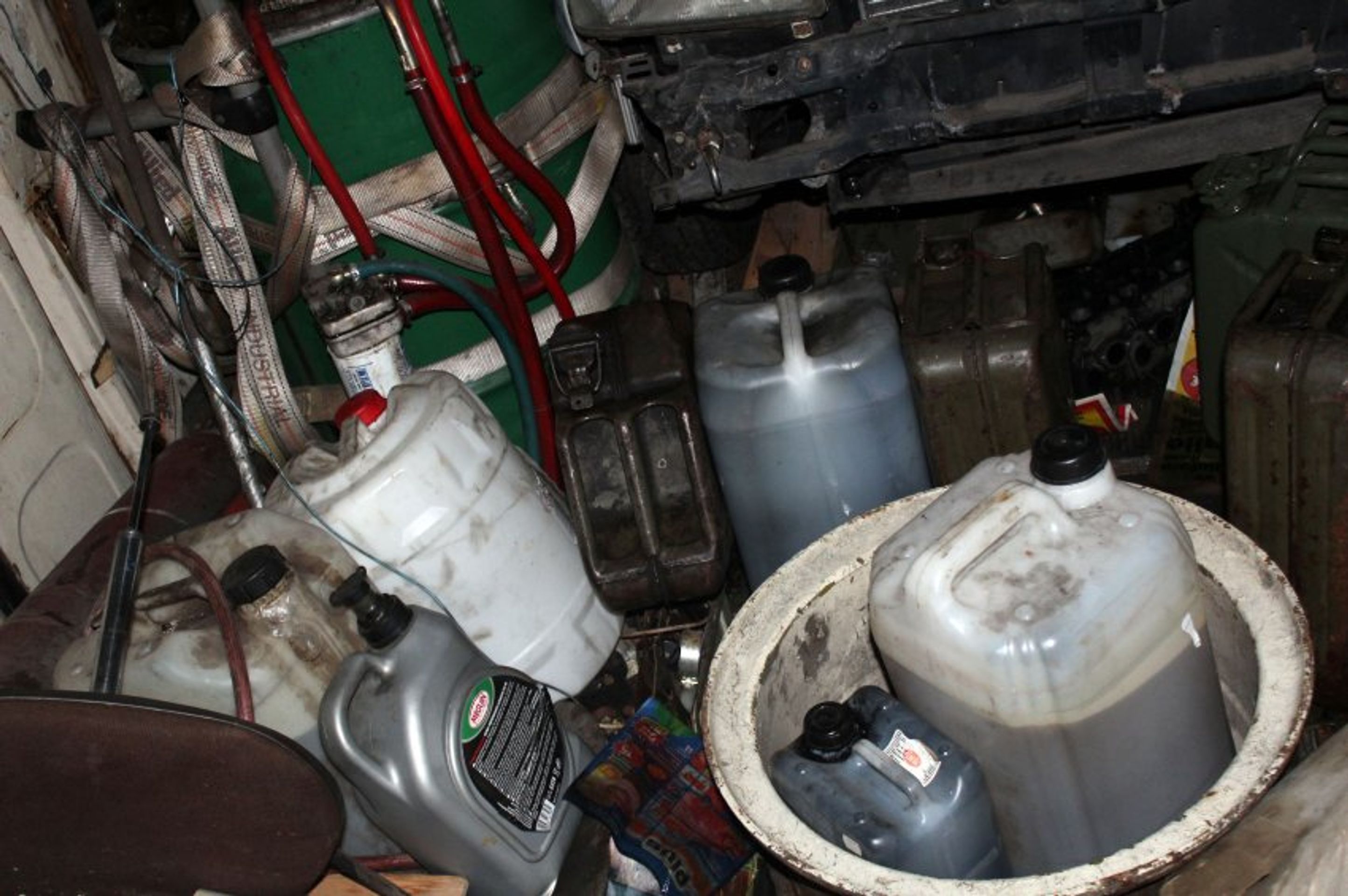 Auto sedělo mezi kanystry a sudy na benzín - Fotogalerie: Čech vezl starého passata uvnitř ještě staršího autobusu! (2/5)