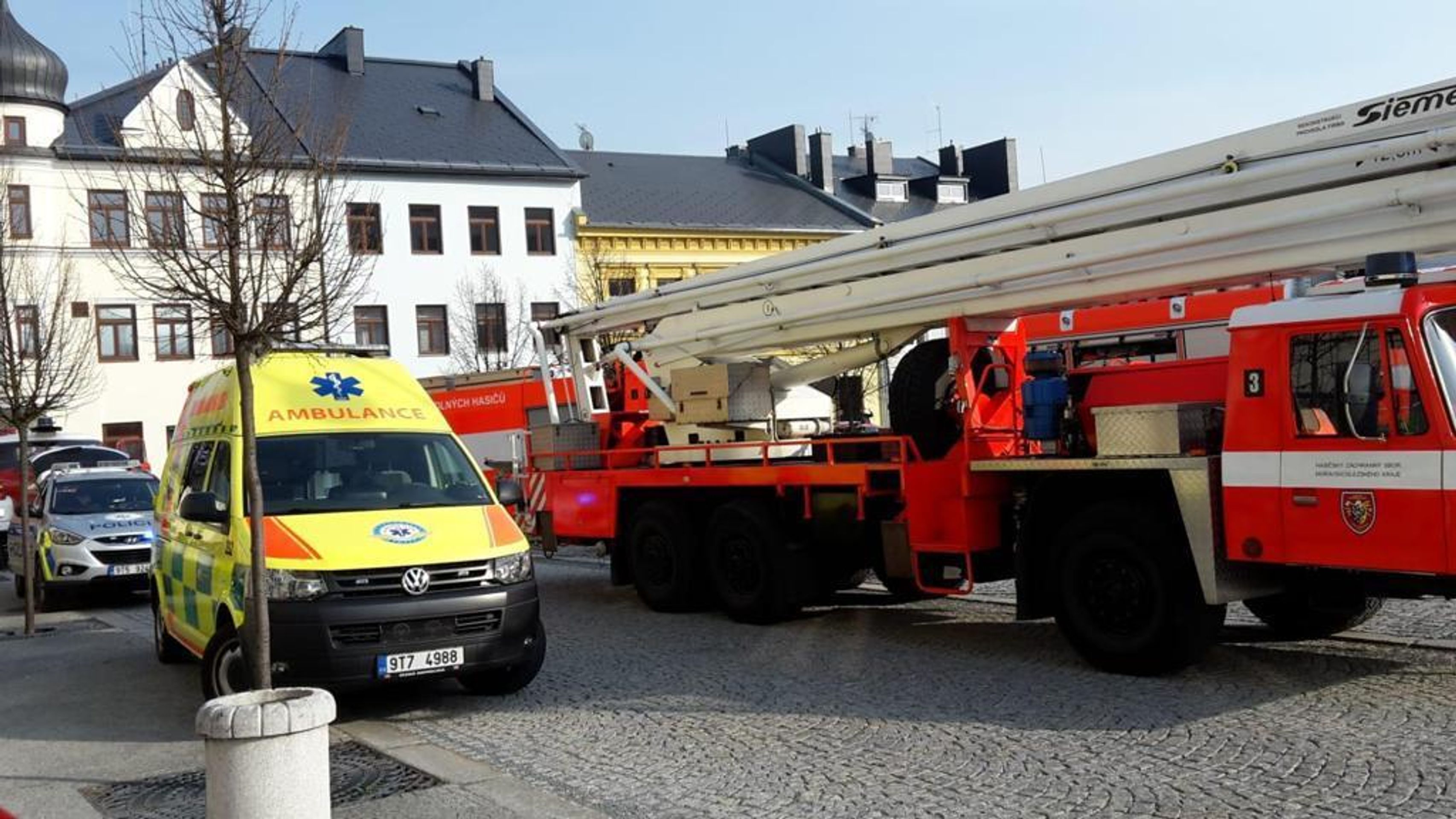 Na radnici v Rýmařově došlo k explozi - 3 - GALERIE: Radnicí v Rýmařově otřásl výbuch (6/12)