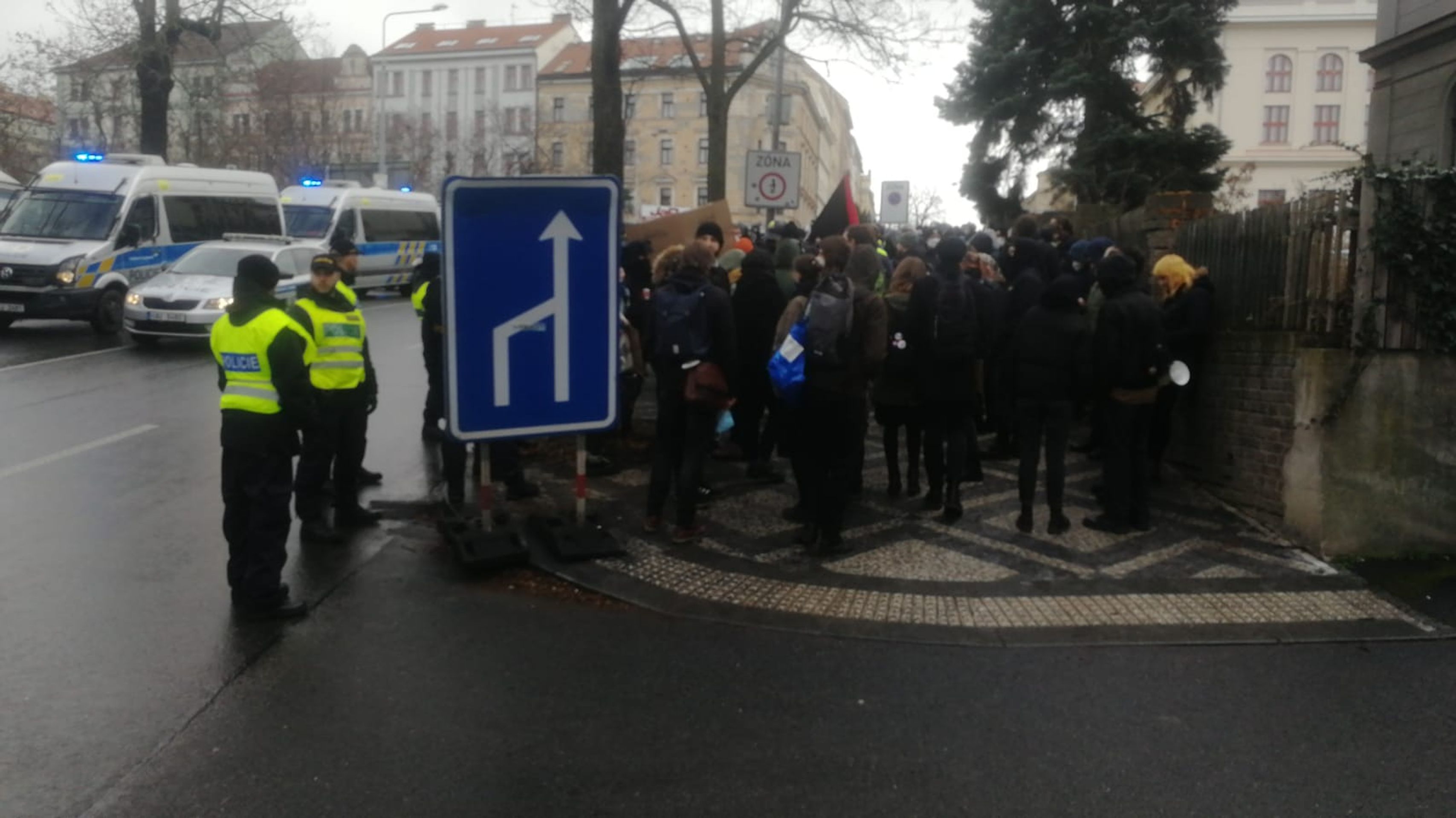 Shromáždění před ruskou ambasádou v Praze - Shromáždění před ruskou ambasádou v Praze (13/15)