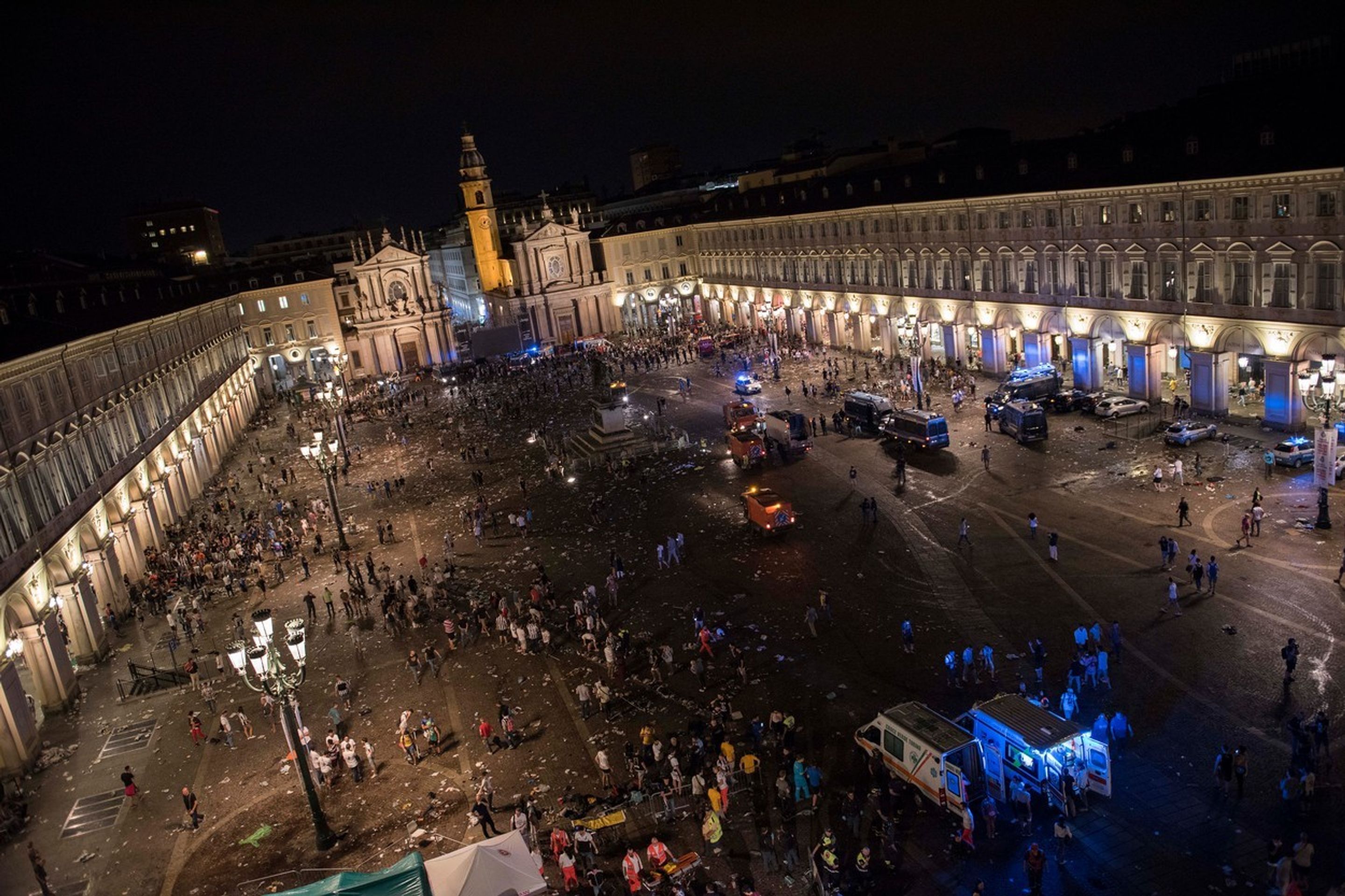 Obrázky po výbuchu v Turíně - 10 - GALERIE: Obrázky po výbuchu mezi fanoušky v Turíně (10/10)