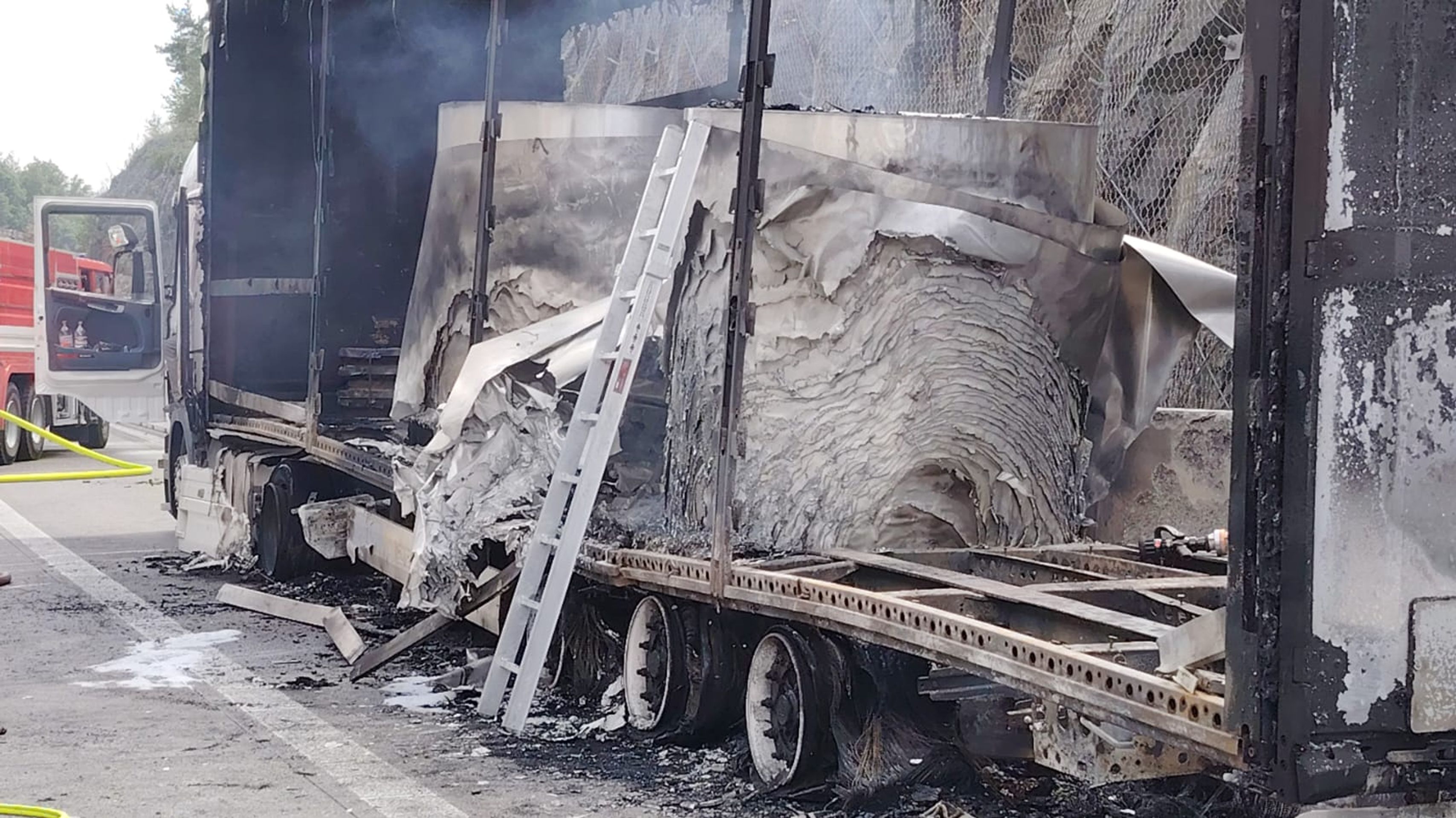 Požár kamionu na D1 - Na dálnici D1 hořel kamion (7/9)
