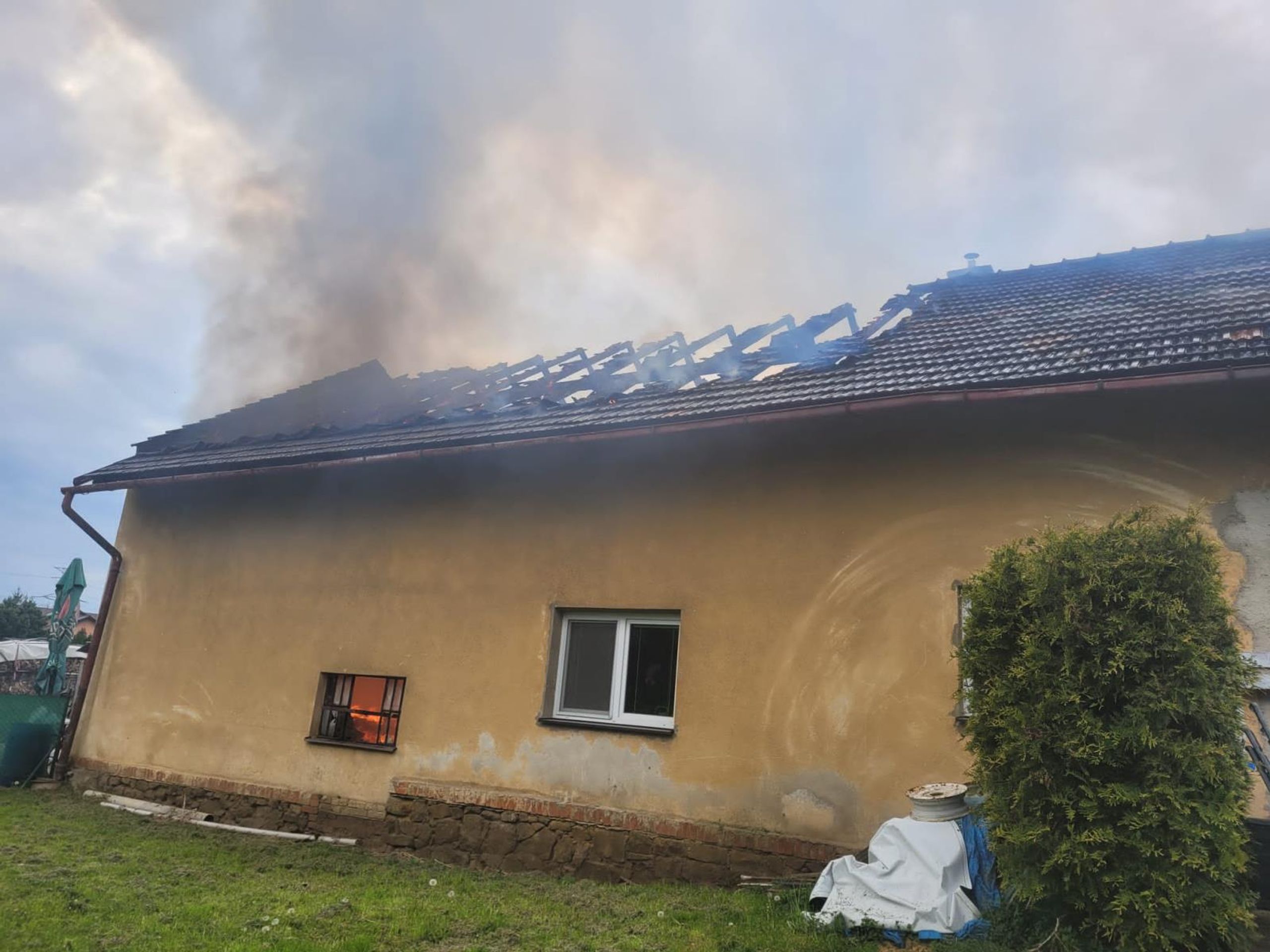 Požár střechy v Šenově - Požáry v Praze a na Moravě (4/5)