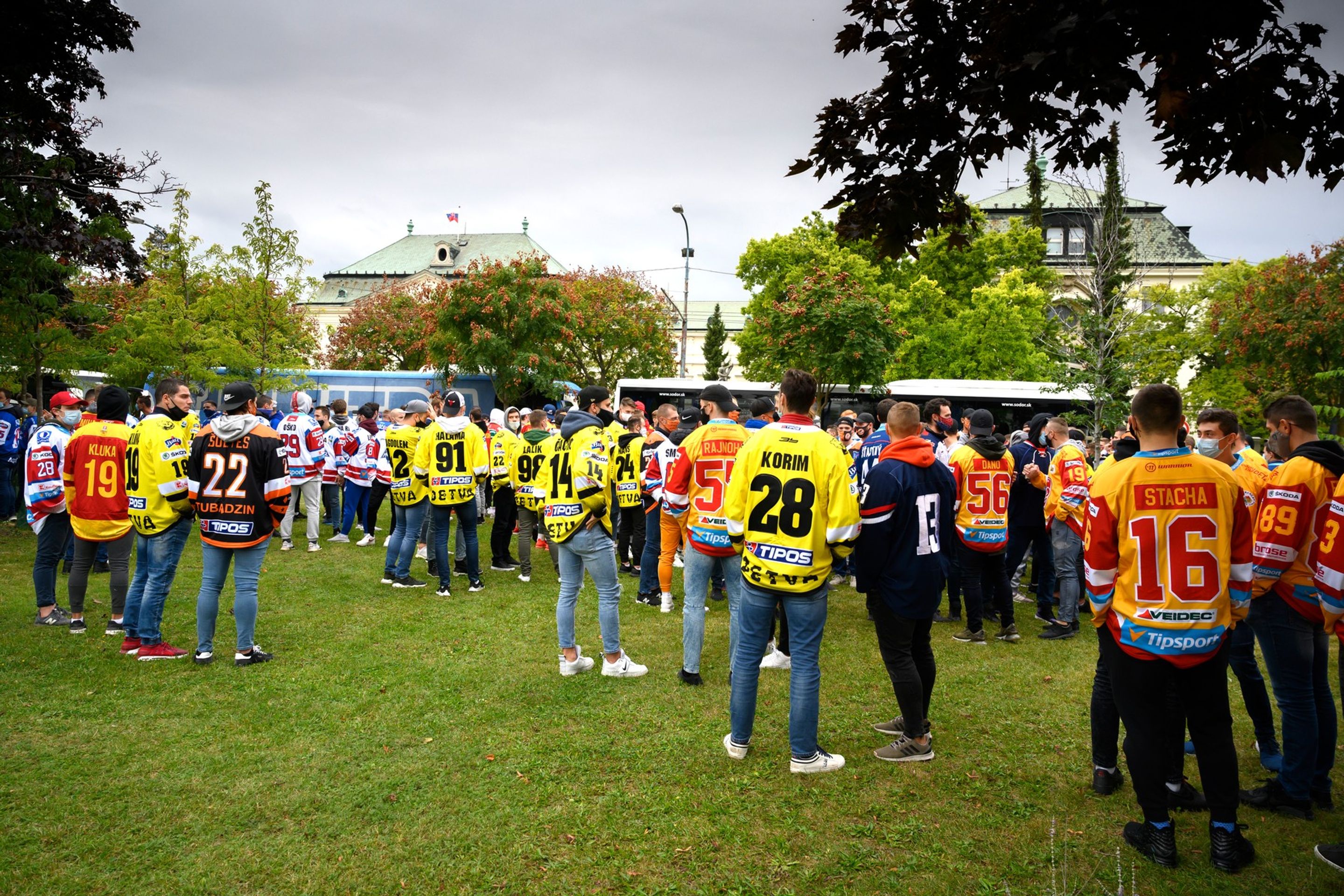 Slovenští hokejisté protestovali před Úřadem vlády - GALERIE: Slovenští hokejisté protestovali proti vládním opatřením (4/6)