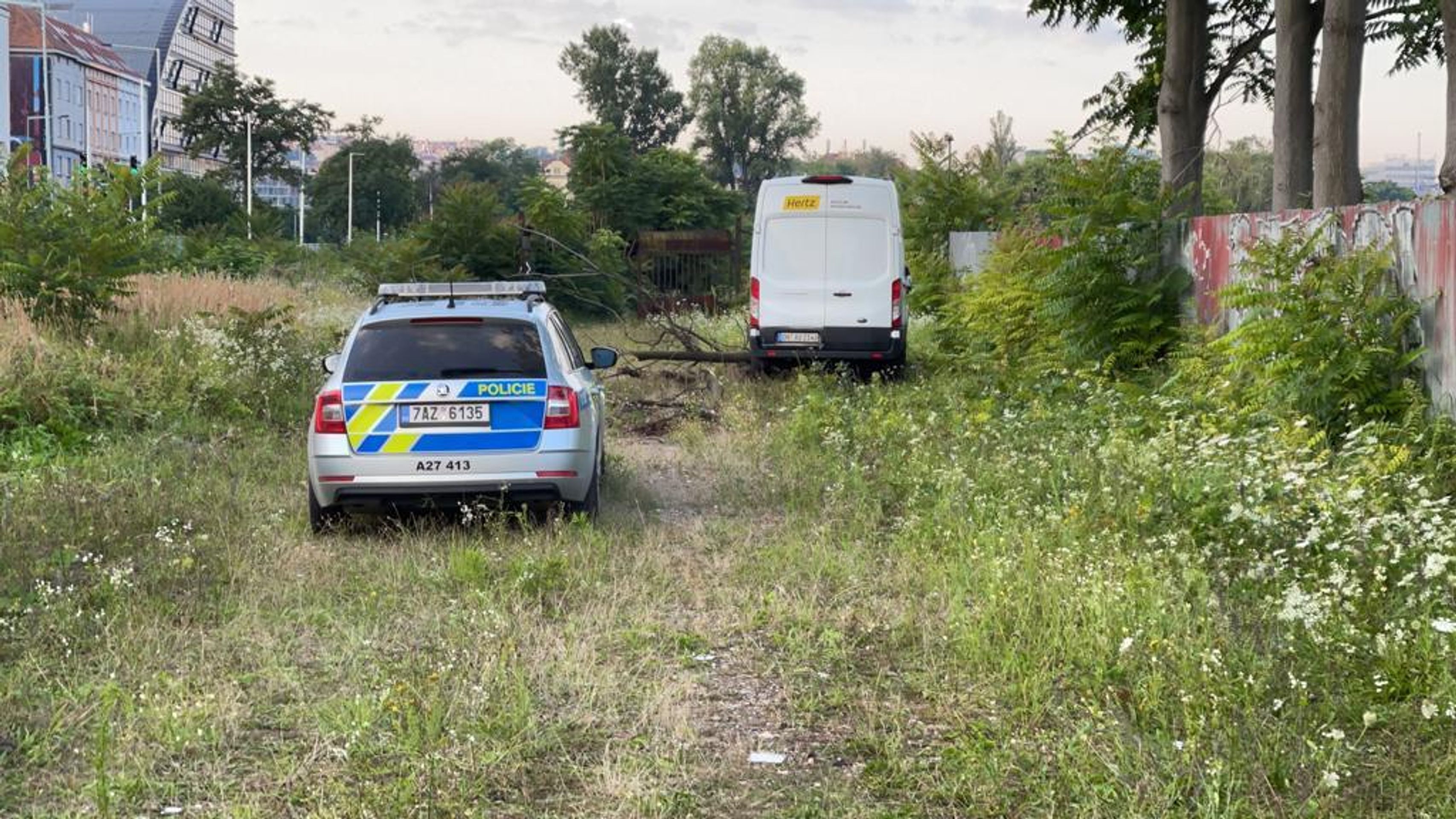 Dodávka s migranty ujížděla policii - 20 - GALERIE: Migranti utíkali před policií (7/26)