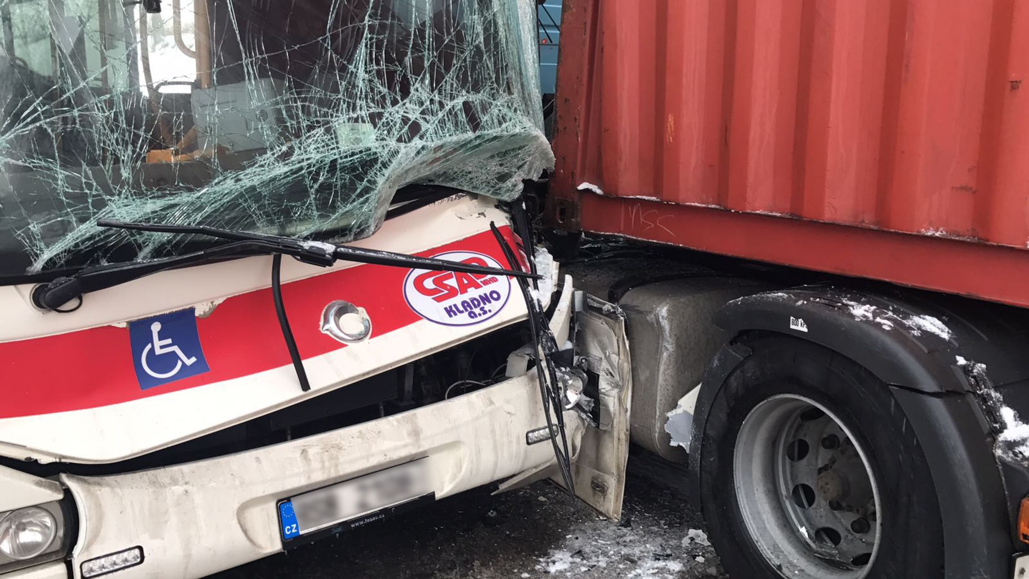 Nehoda autobusu a nákladního automobilu - 1 - GALERIE: Nehoda autobusu a nákladního automobilu (1/4)