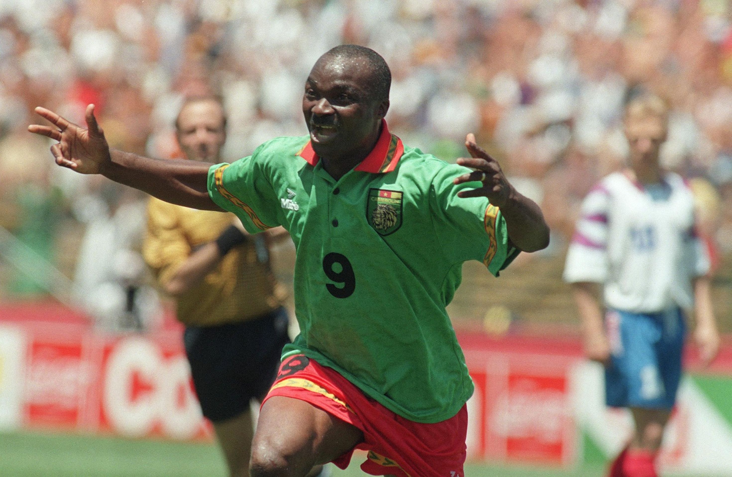 Roger Milla v dresu kamerunské reprezentace - Retro národní dresy (1/9)