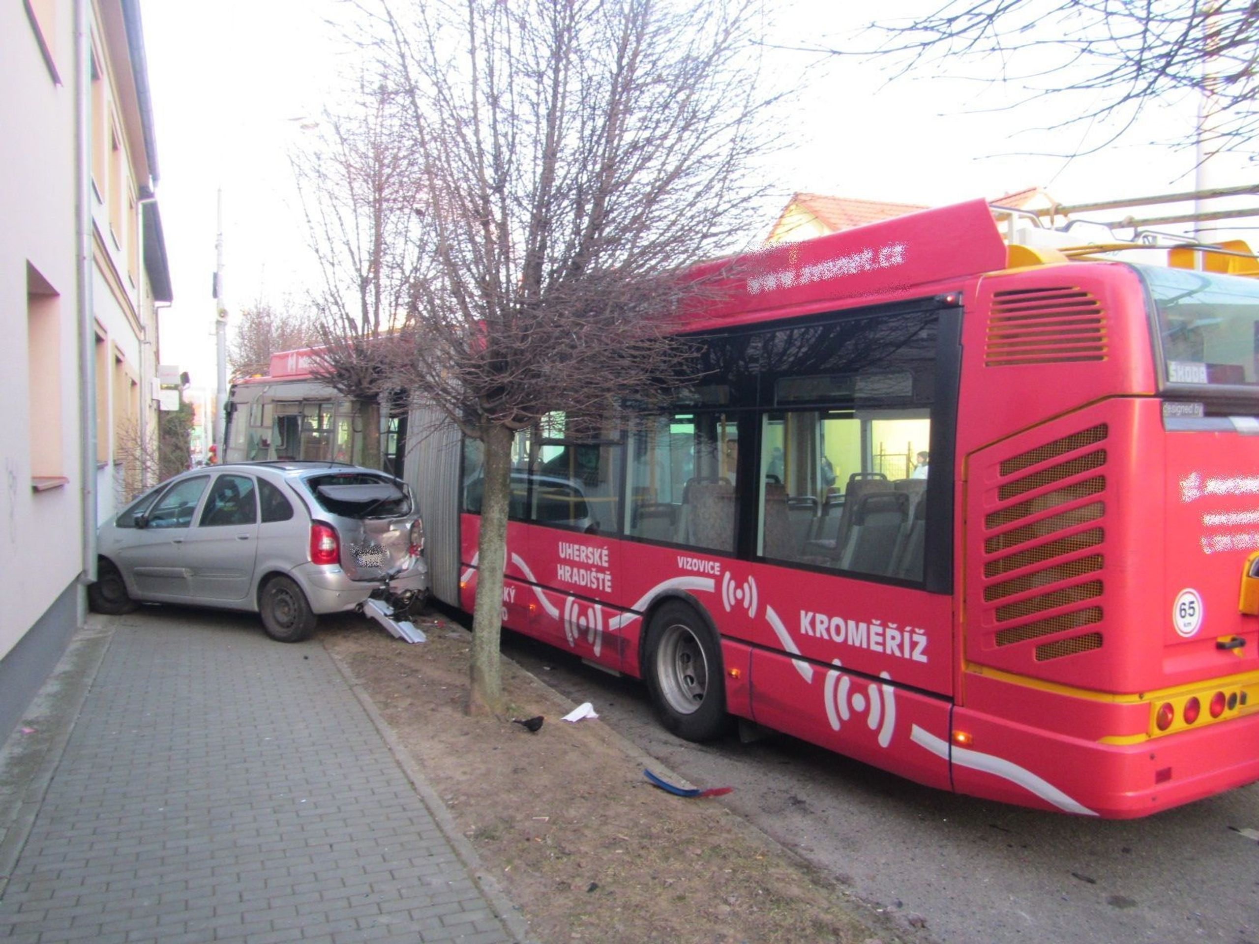 Nehoda trolejbusu ve Zlíně - 2 - GALERIE: Nehoda trolejbusu ve Zlíně (2/13)