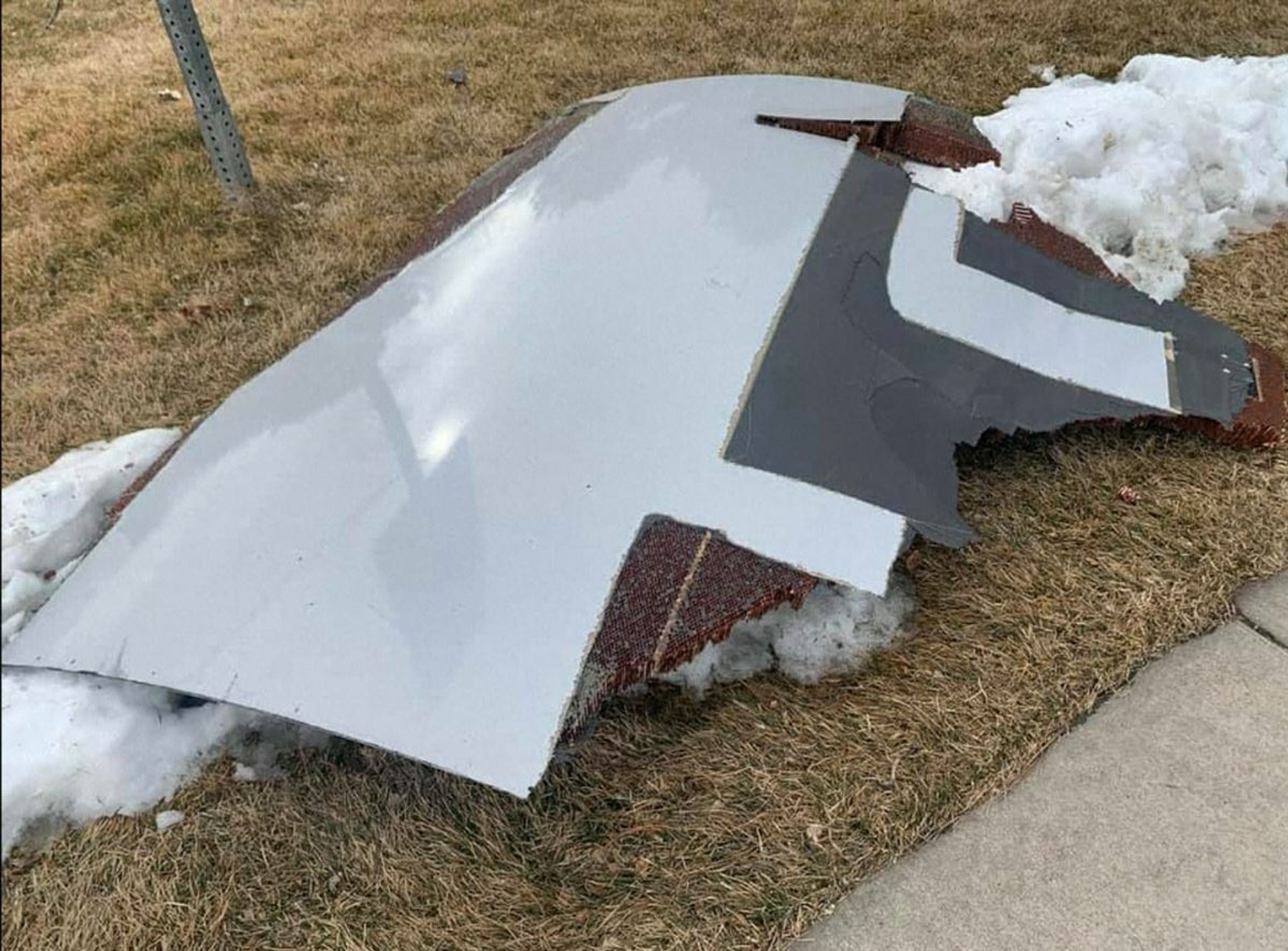 Trosky odpadlé z motoru na předměstí Denveru - 1 - GALERIE: Trosky odpadlé z motoru na předměstí Denveru (1/10)