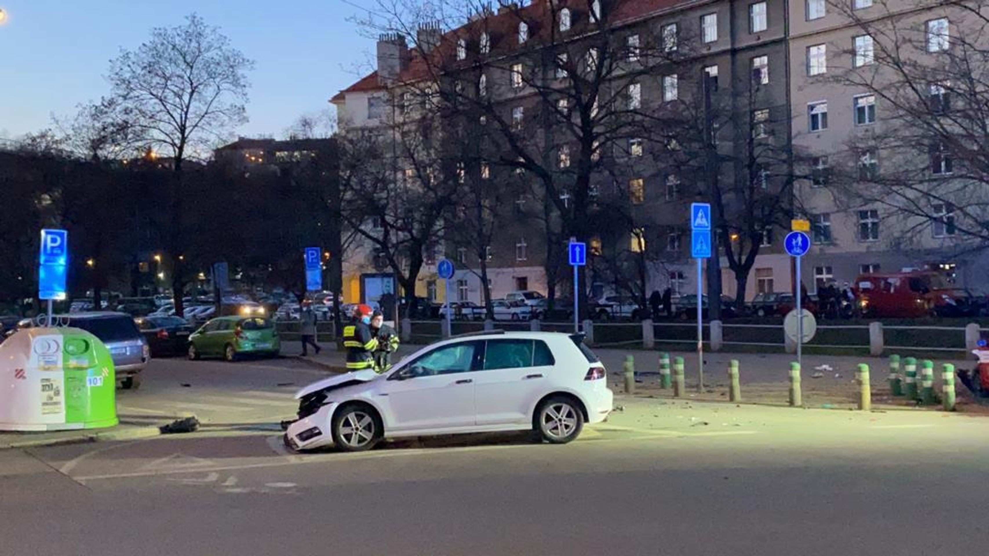 Hasiči se v Praze srazili s osobním autem, dva zranění - 9 - GALERIE: Srážka hasičů s osobním autem v Praze (4/6)