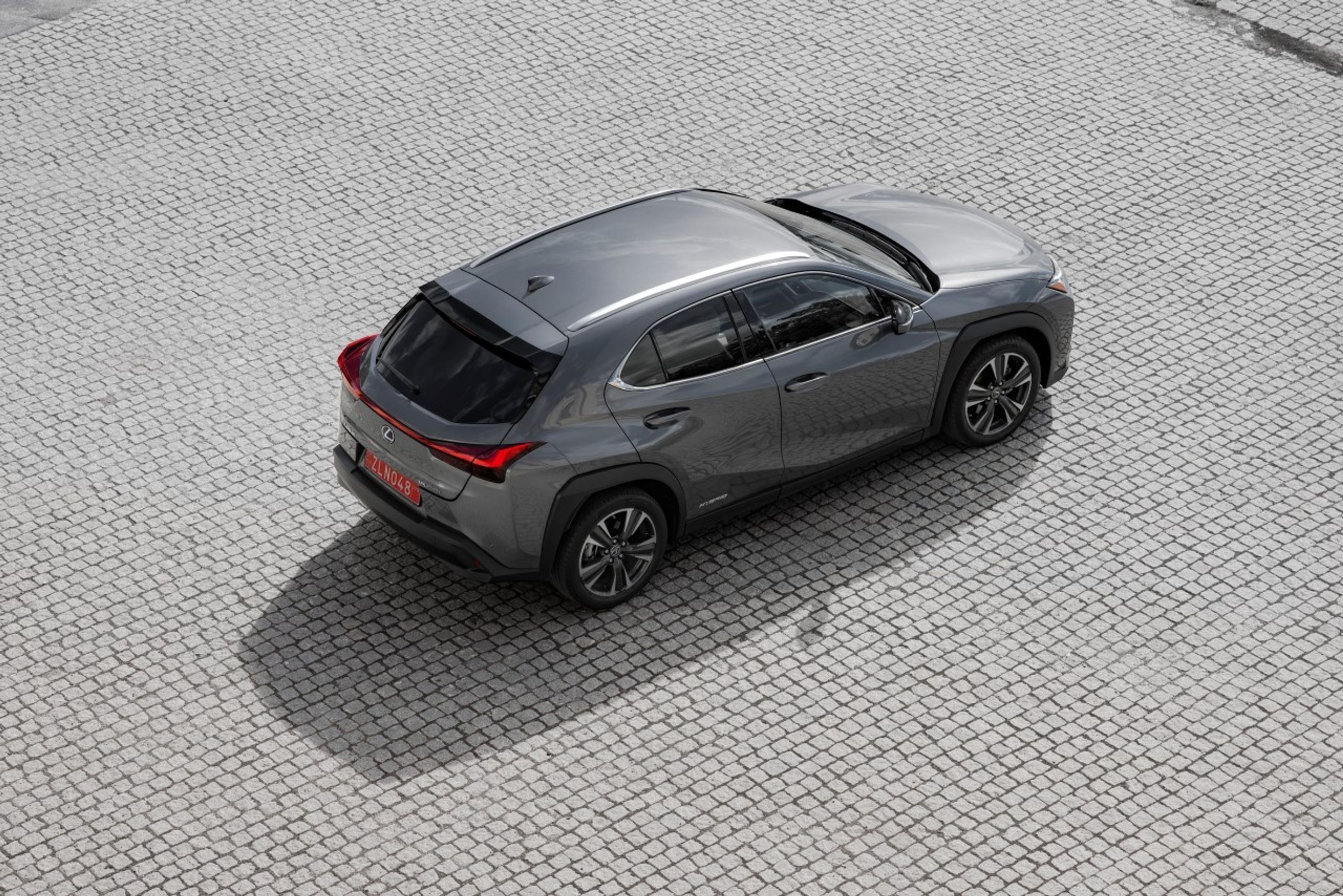 Hybridní crossover Lexus UX 250h - 11 - Fotogalerie: Crossover Lexus UX - elektromobil vs. hybrid (3/21)