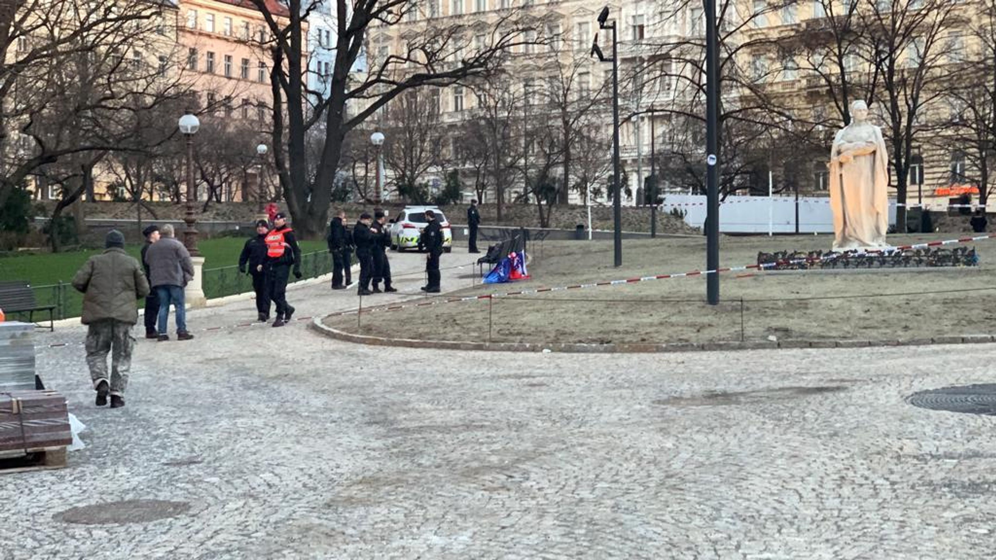 Muž se pokusil upálit u Muzea v Praze - 1 - GALERIE: Muž se pokusil upálit v Praze u Národního muzea (4/6)