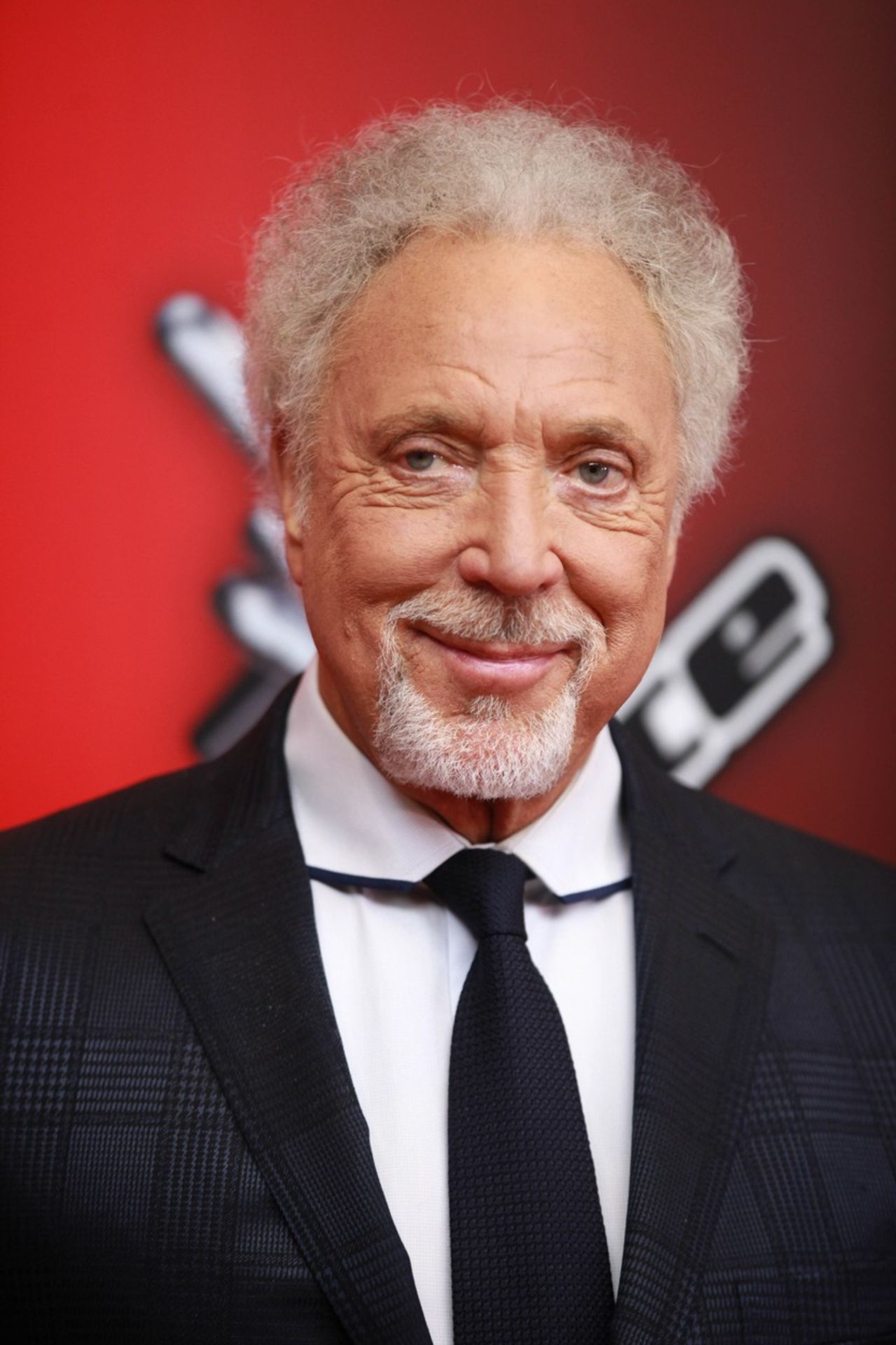 Tom Jones - GALERIE: Slavní a očkování proti koronaviru (6/10)
