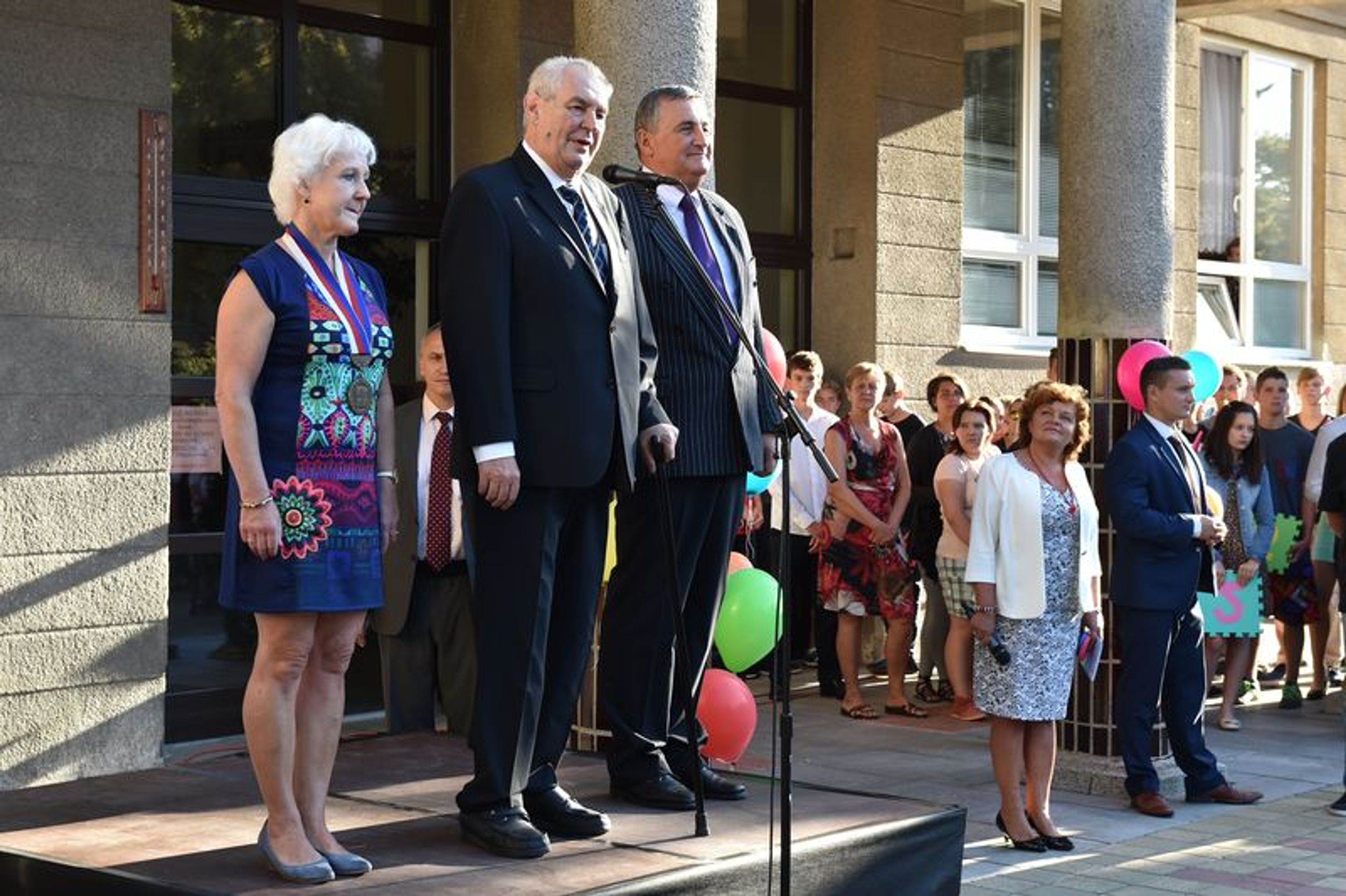 Prezident Miloš Zeman vítá prvňáčky - 1 - GALERIE: Miloš Zeman zahajuje školní rok ve Stochově (5/17)