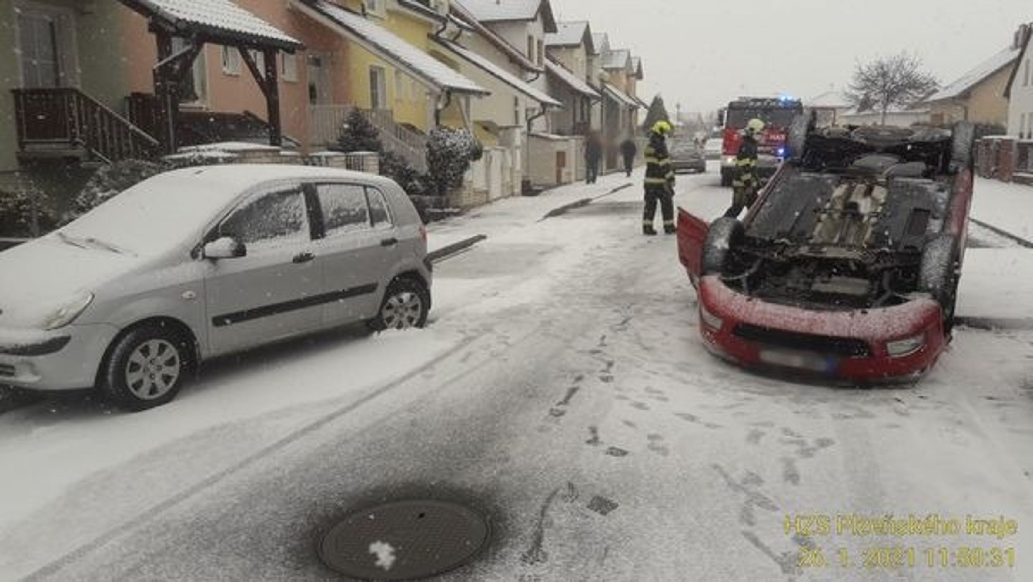 Nehoda auta v Přešticích na Plzeňsku - 2 - GALERIE: Počasí v Česku komplikuje dopravu (8/12)