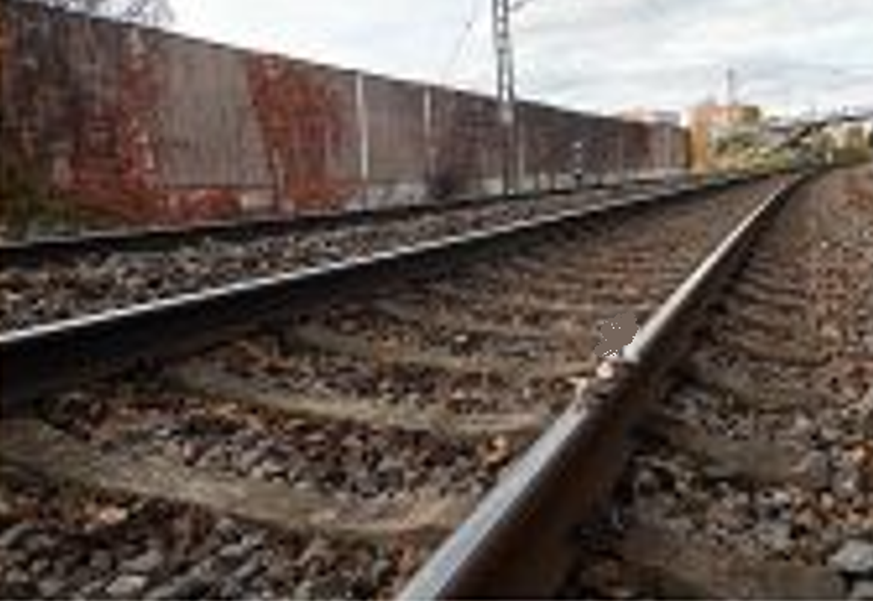 Neznámí pachatelé umístili na kolej kameny (1) - Neznámí pachatelé umístili na kolej kameny (1/3)