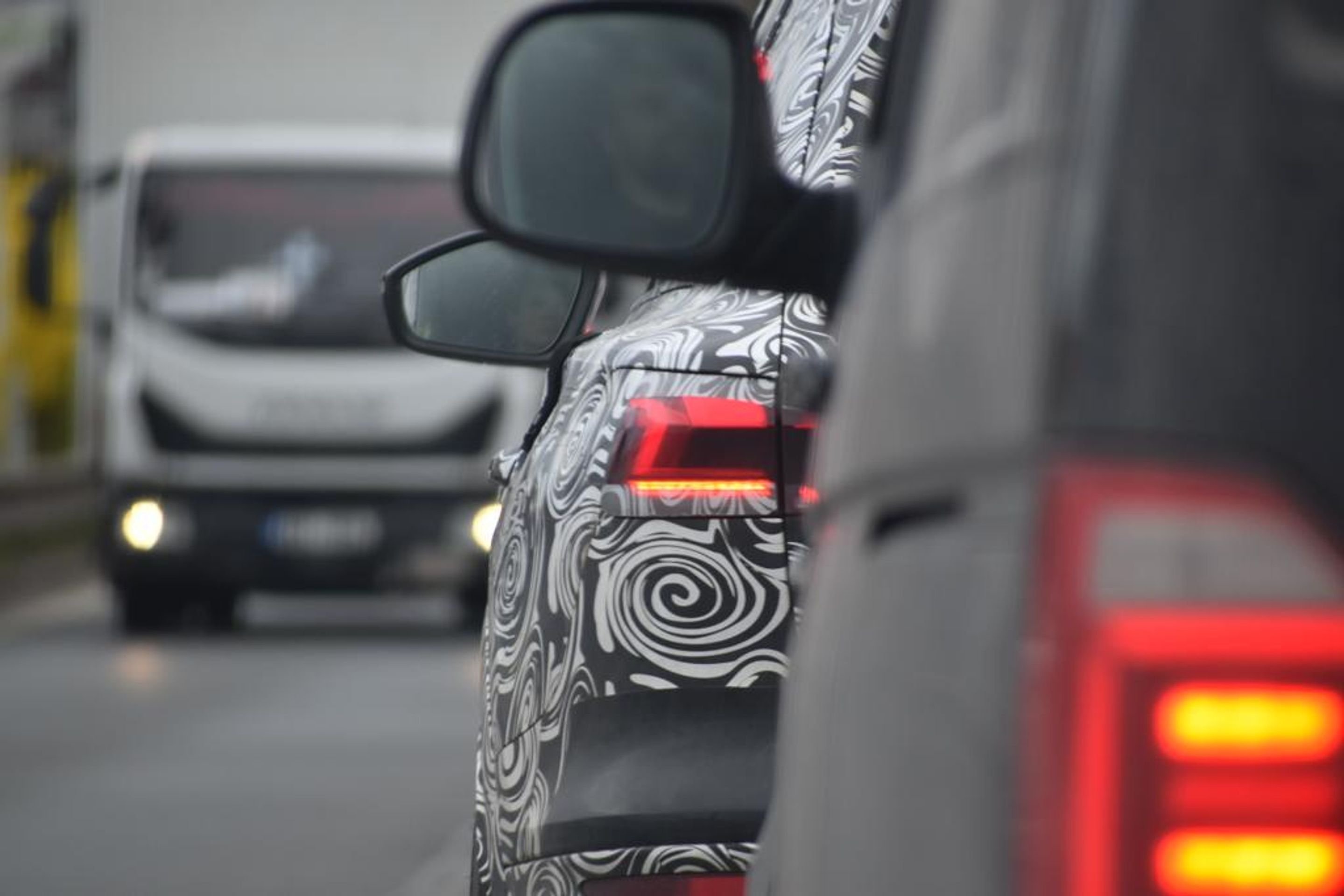 Maskované prototypy Audi A4 Avant a Q6 e-tron v ulicích Prahy - Testování maskovaných novinek od Audi v ulicích Prahy (11/15)
